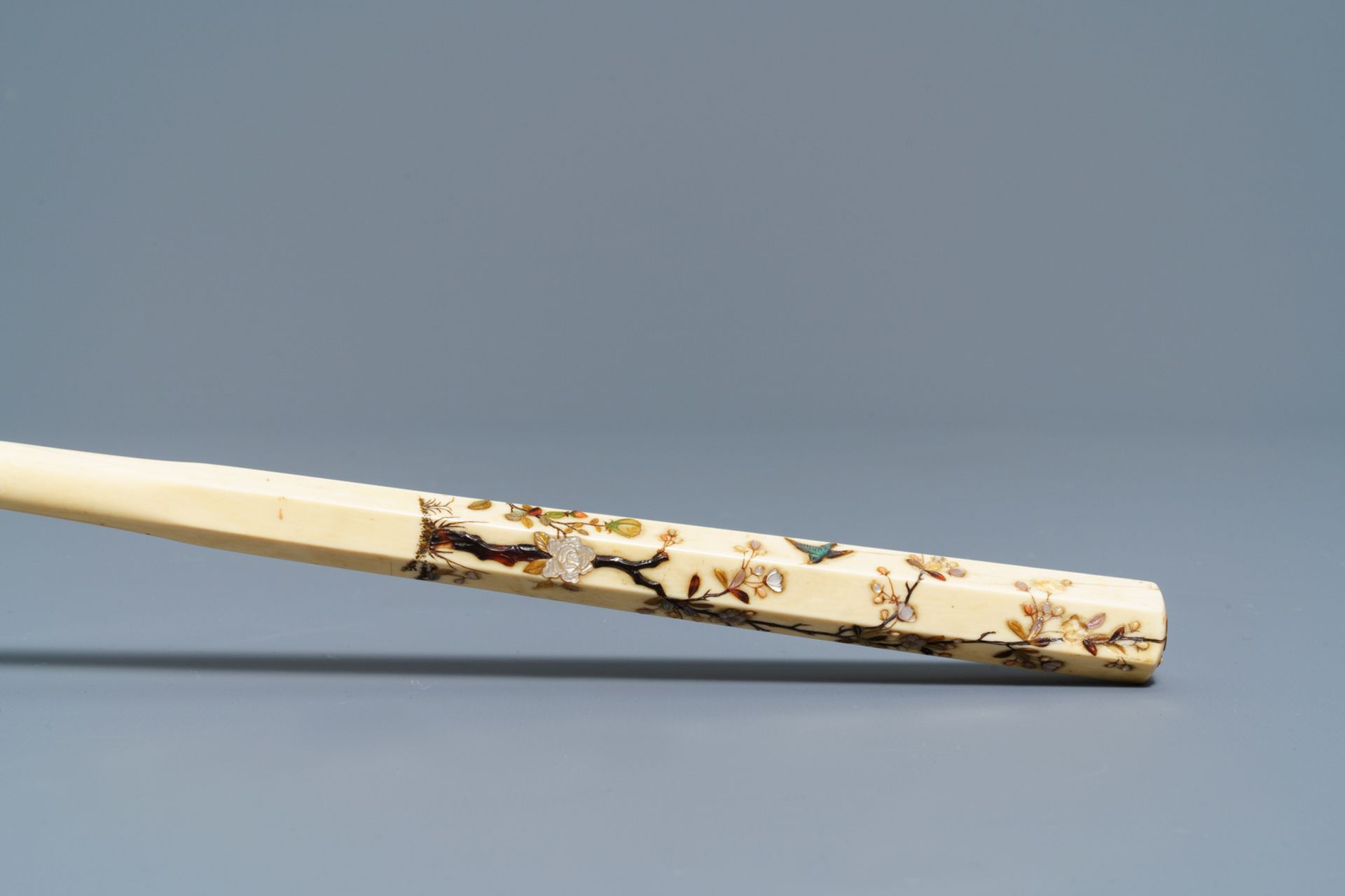A Japanese Shibayama inlaid ivory magnifier and four handles, Meiji, 19th C. - Image 4 of 4