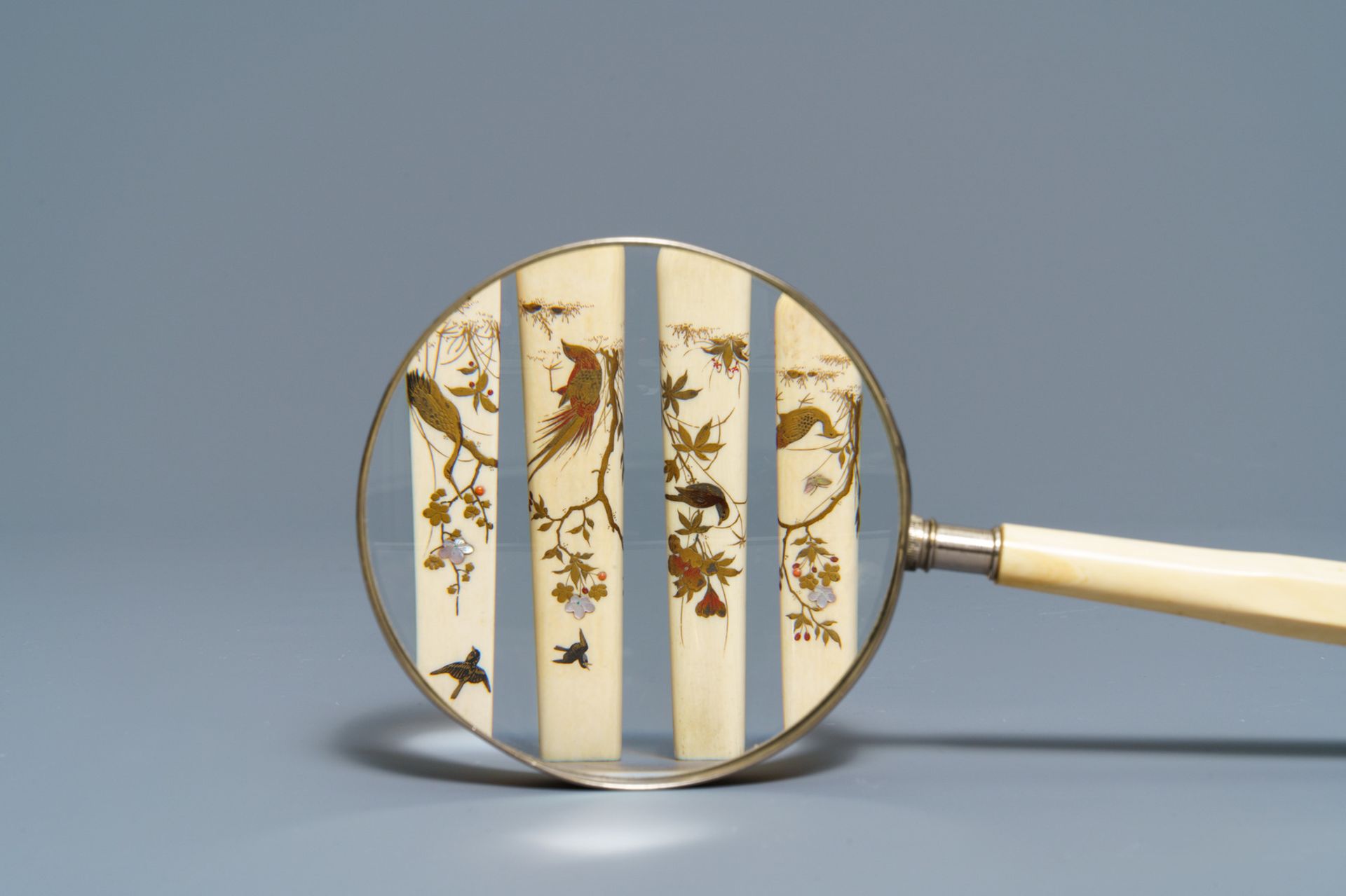 A Japanese Shibayama inlaid ivory magnifier and four handles, Meiji, 19th C. - Image 3 of 4