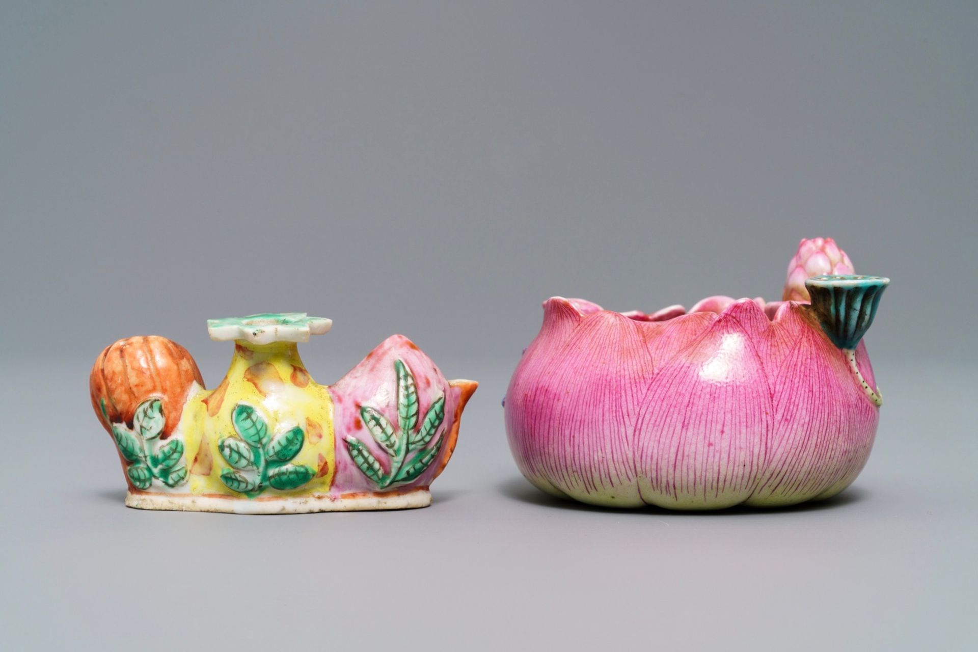 A Chinese famille rose flower-shaped brush washer and a brush rest, 19th C. - Image 3 of 5