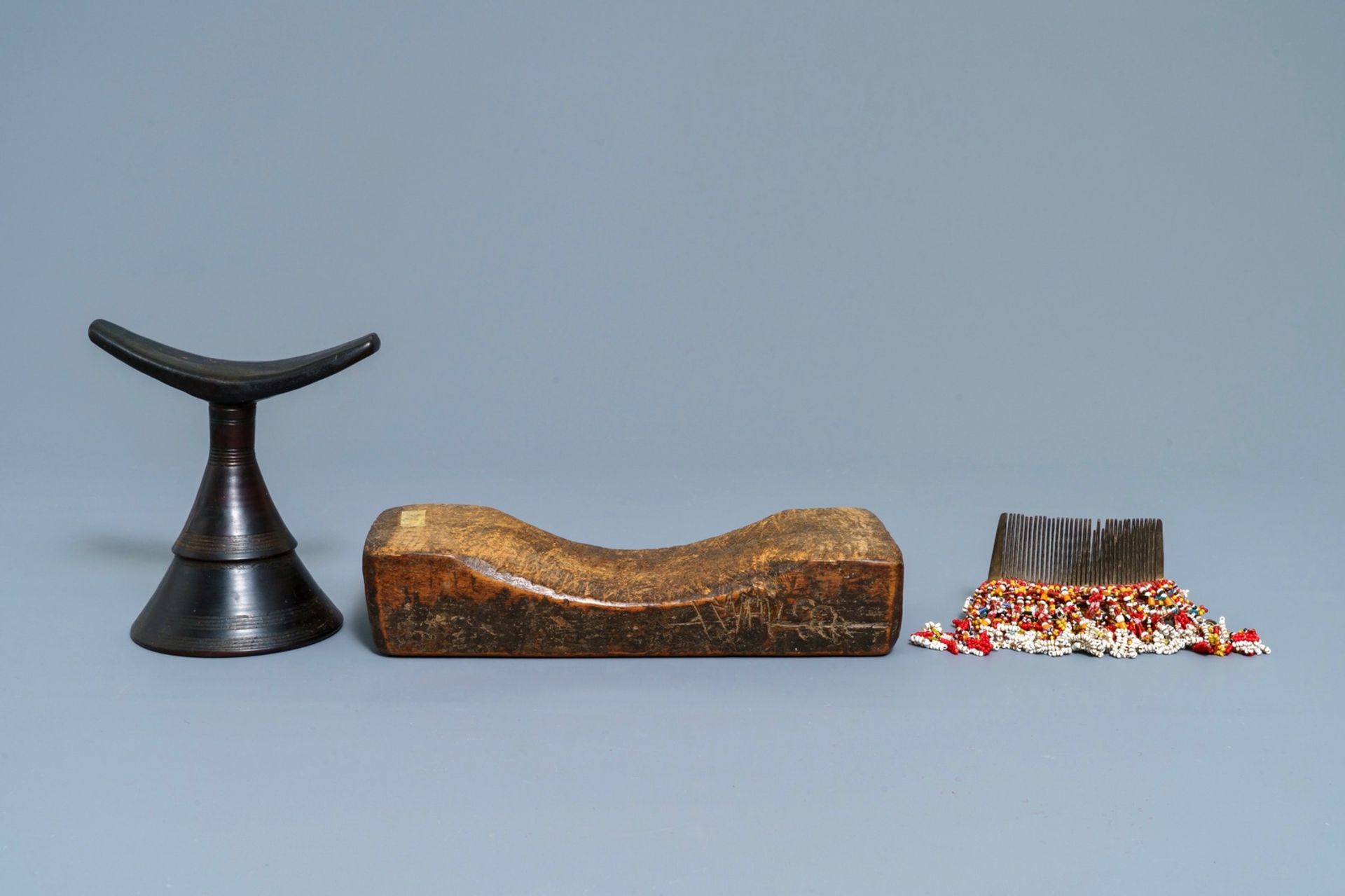 A Philippine Igorot wooden bowl, two African headrests and a comb, 1st half 20th C. - Image 2 of 8