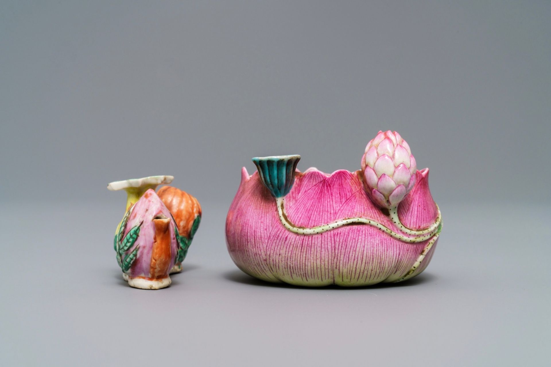 A Chinese famille rose flower-shaped brush washer and a brush rest, 19th C. - Image 2 of 5