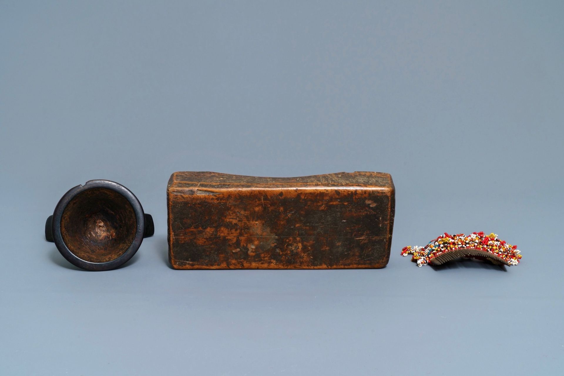 A Philippine Igorot wooden bowl, two African headrests and a comb, 1st half 20th C. - Image 4 of 8