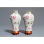 A pair of Chinese wall pocket vases with floral design, Qianlong mark, 19/20th C.