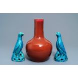 A Chinese sang de boeuf bottle vase and a pair of turquoise-glazed parrots, 19/20th C.