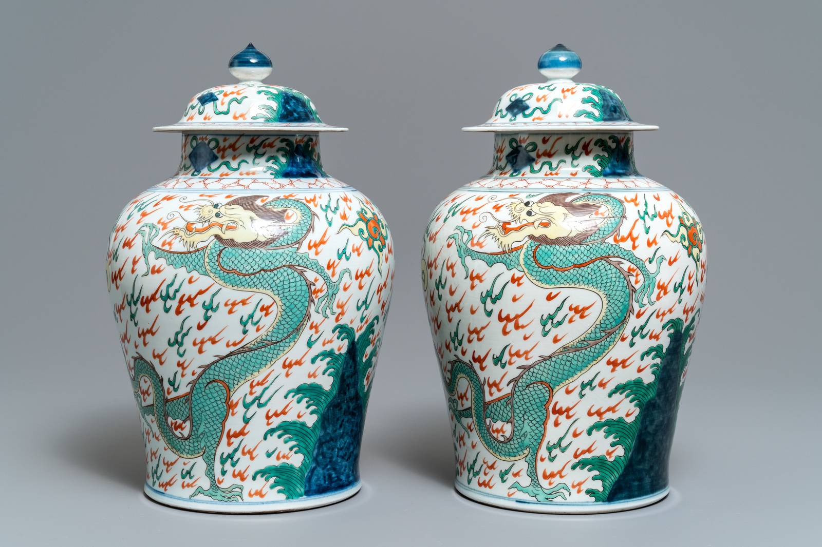 A pair of wucai-style vases and covers with dragons, Samson, Paris, 19th C - Image 3 of 8