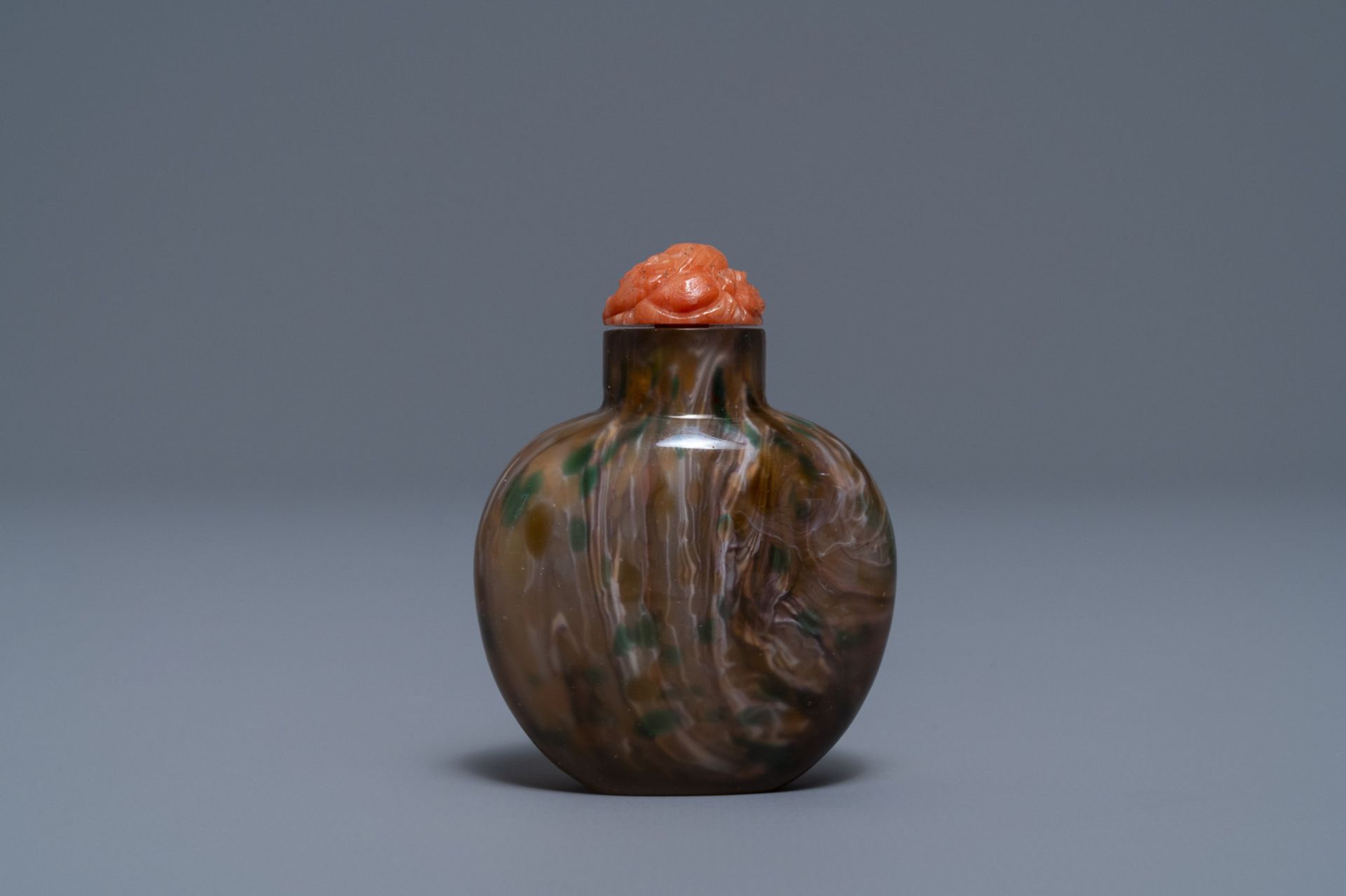 A Chinese sandwiched swirl glass snuff bottle, Imperial Glassworks, Beijing, 1700-1840 - Image 2 of 4