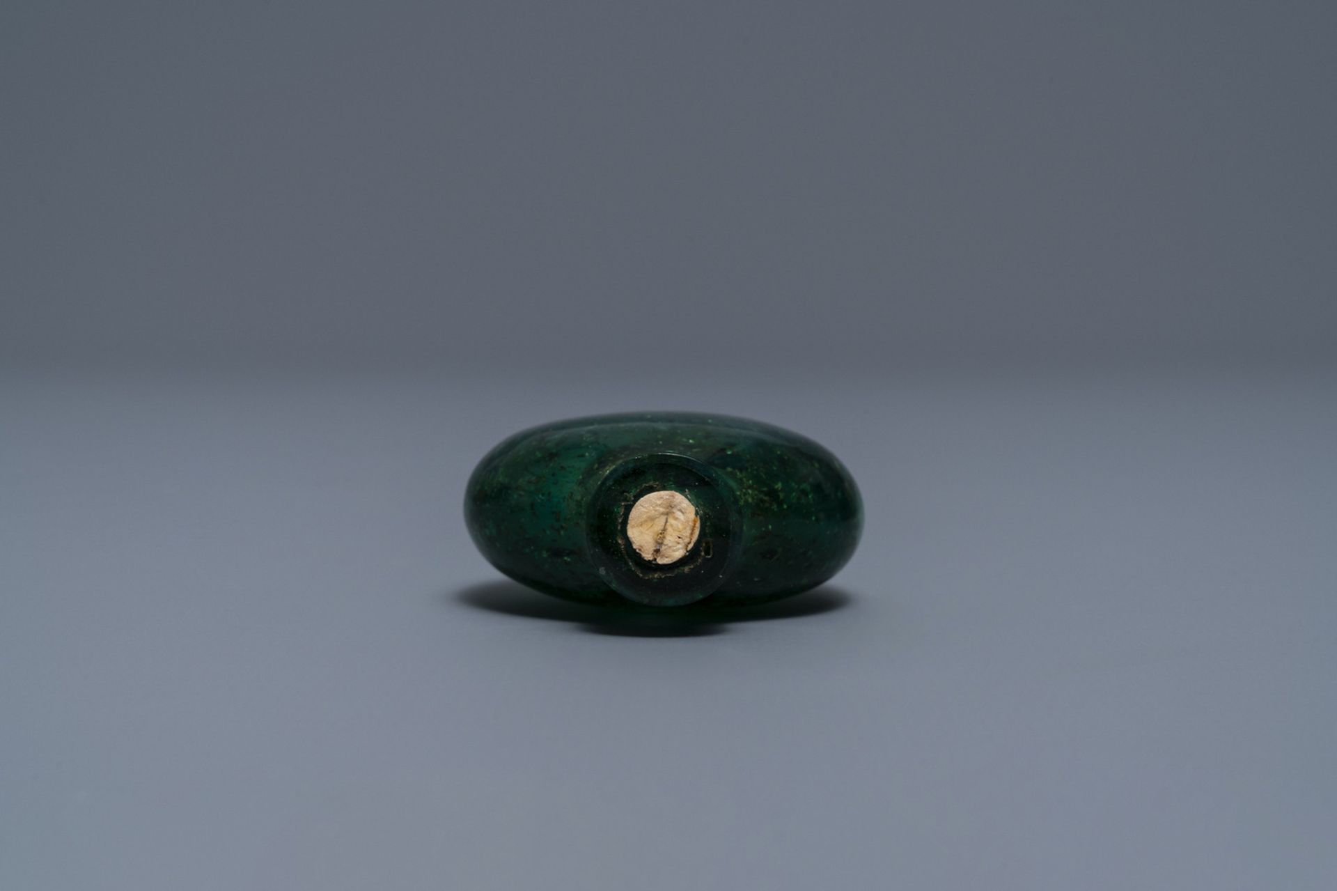A rare Chinese biotite-sandwiched green glass snuff bottle, Imperial Glassworks, Beijing, 1720-1840 - Image 3 of 4