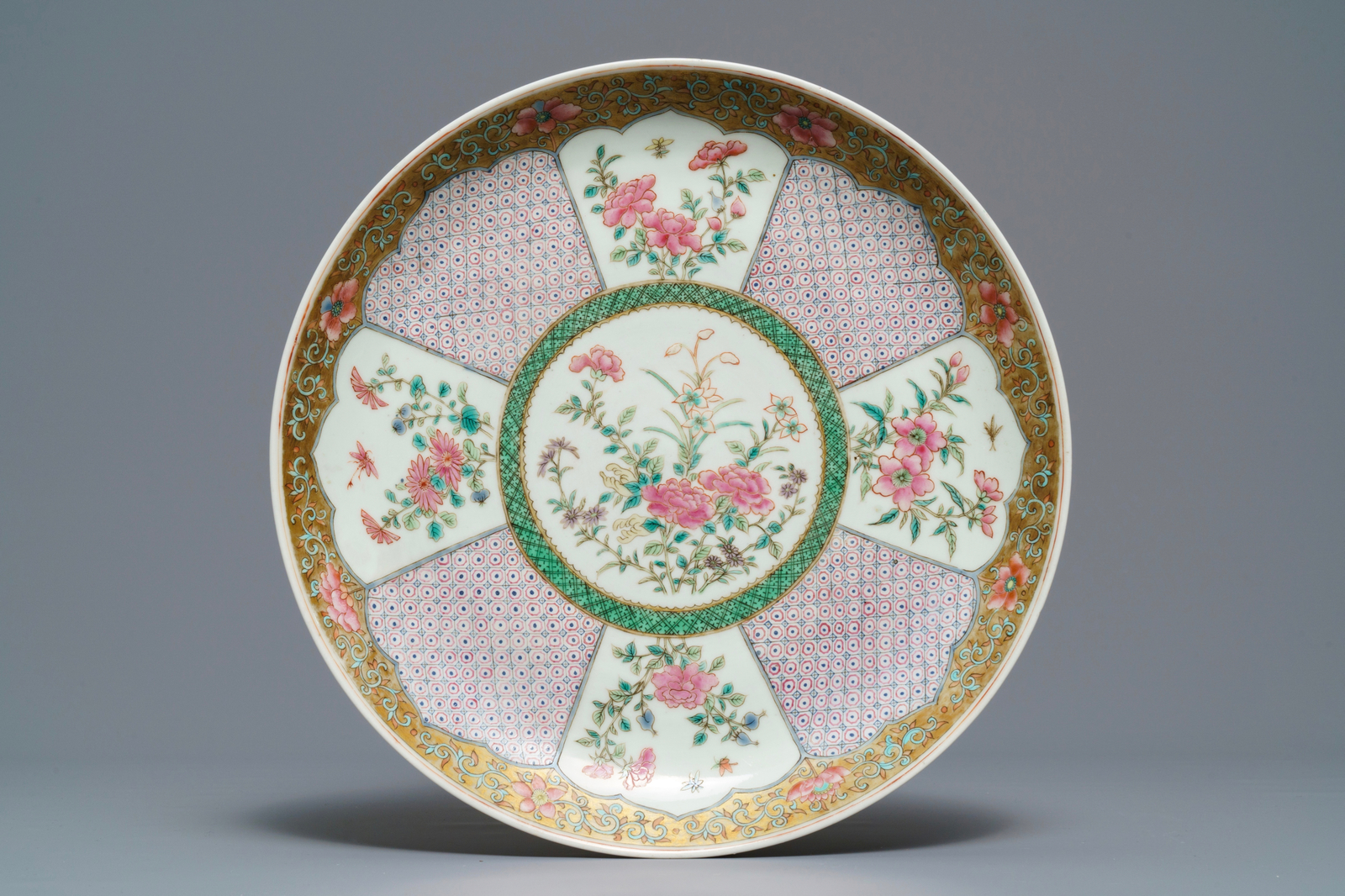 A fine Chinese famille rose dish and three floral plates, 19/20th C. - Image 2 of 5