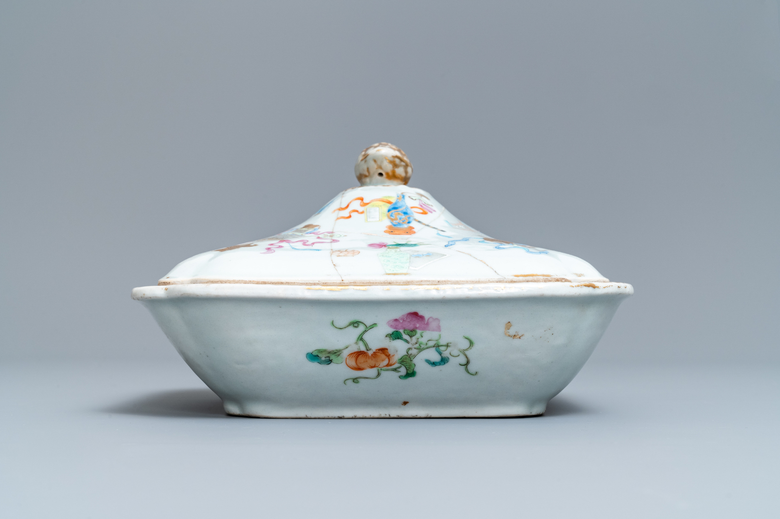 A 9-piece Chinese famille rose service with antiquities design, Jiaqing/Daoguang - Image 13 of 15