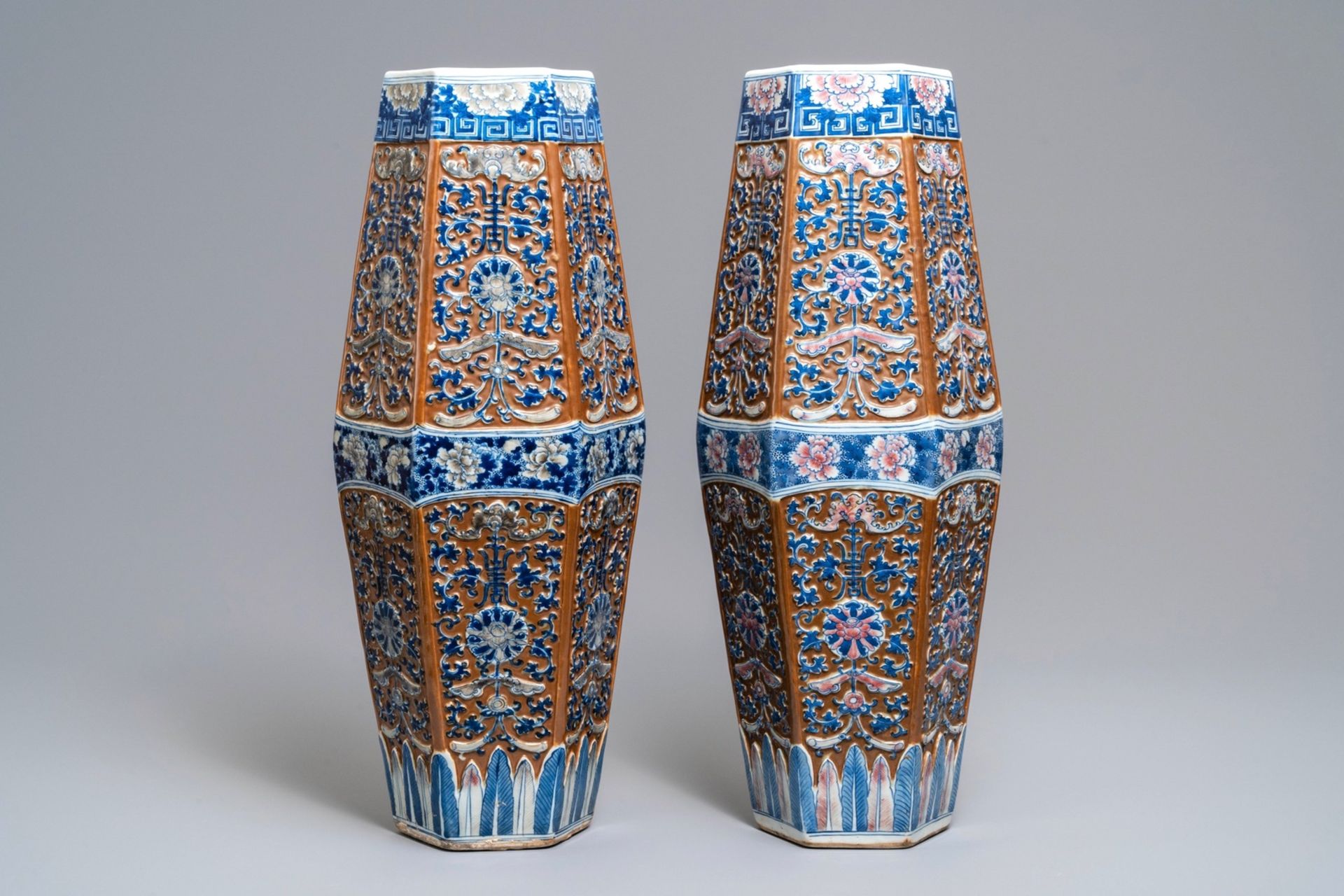 A pair of rare Chinese hexagonal brown-ground blue, white and iron red vases, 19th C. - Image 4 of 9