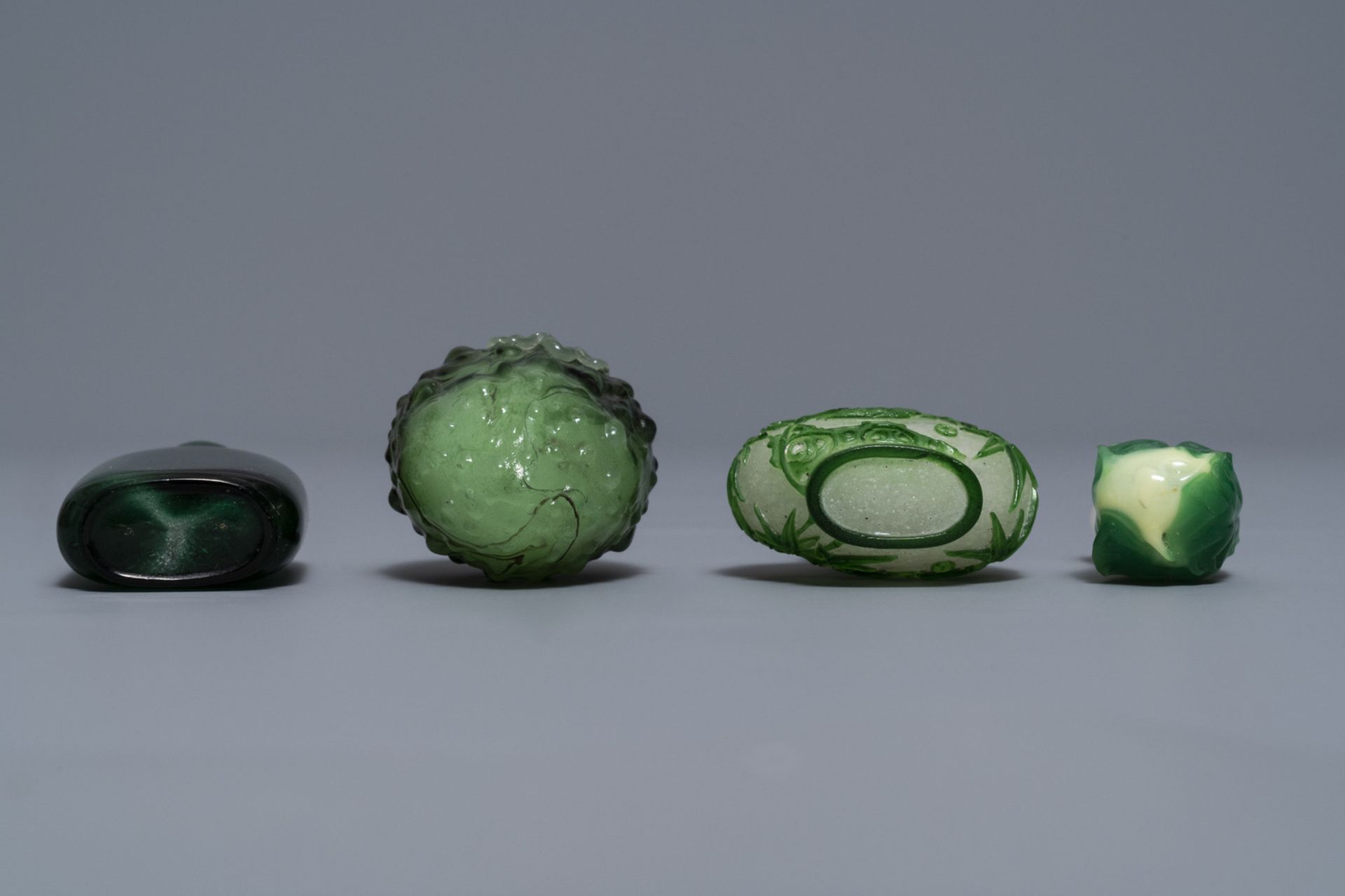 Seven Chinese green overlay snowflake and moulded green glass snuff bottles, 19/20th C. - Image 6 of 6