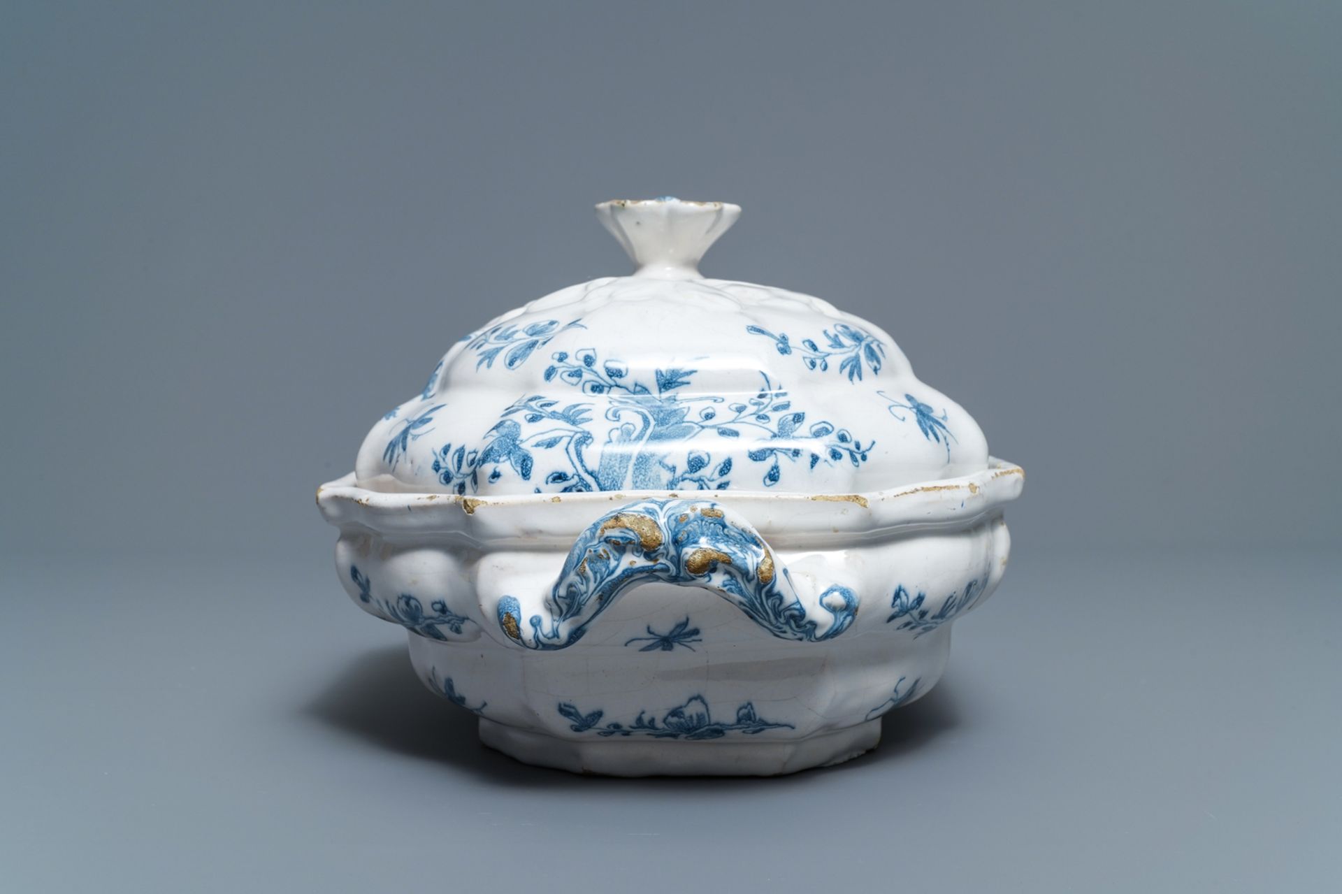 A blue and white Brussels faience tureen and cover, 18th C. - Image 5 of 7