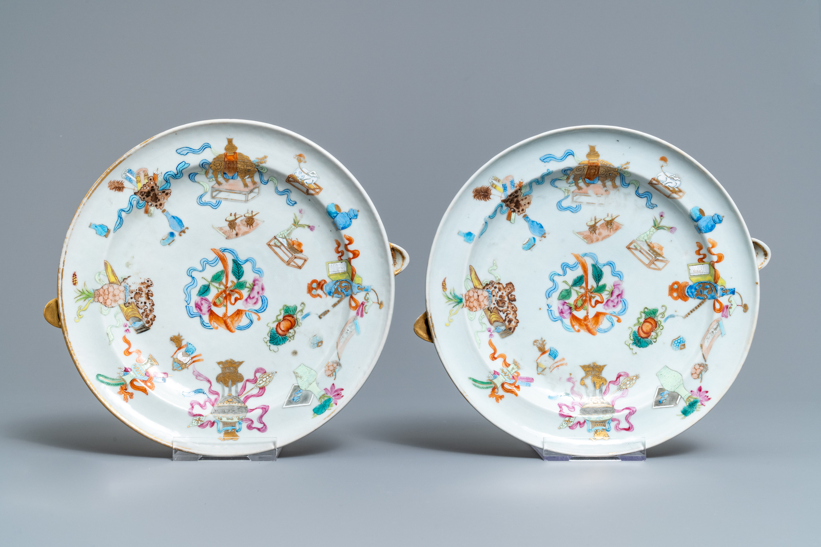 A 9-piece Chinese famille rose service with antiquities design, Jiaqing/Daoguang - Image 6 of 15