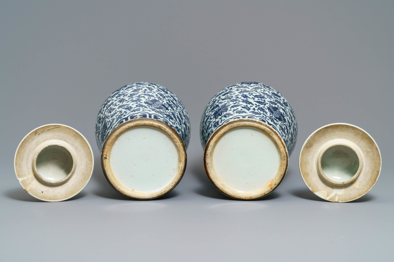 A pair of Chinese blue and white vases and covers with floral sprigs, 19th C. - Image 6 of 6