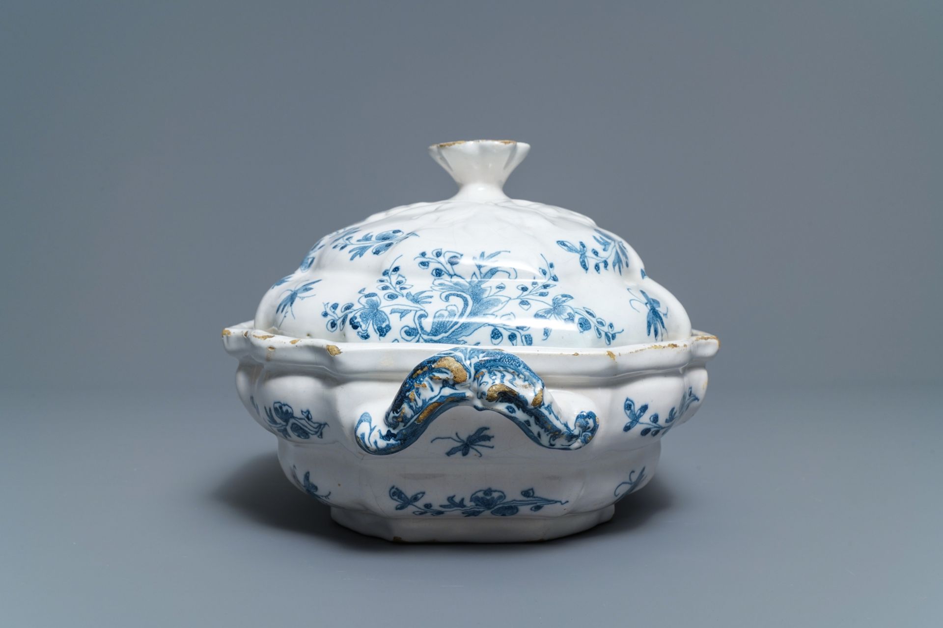 A blue and white Brussels faience tureen and cover, 18th C. - Image 3 of 7