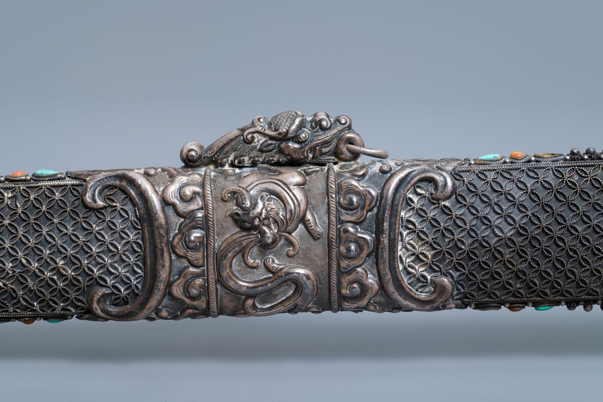 A Chinese coral-, lapis lazuli- and turquoise-inlaid silver sword, 19th C. - Image 10 of 12