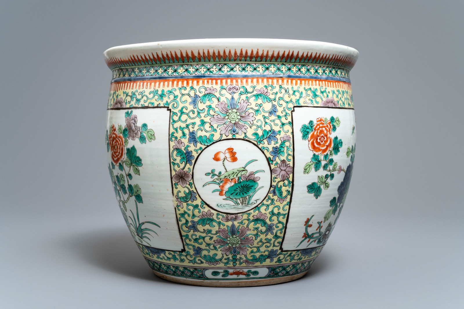 A Chinese famille verte fish bowl with birds among flowers, 19th C. - Image 4 of 6