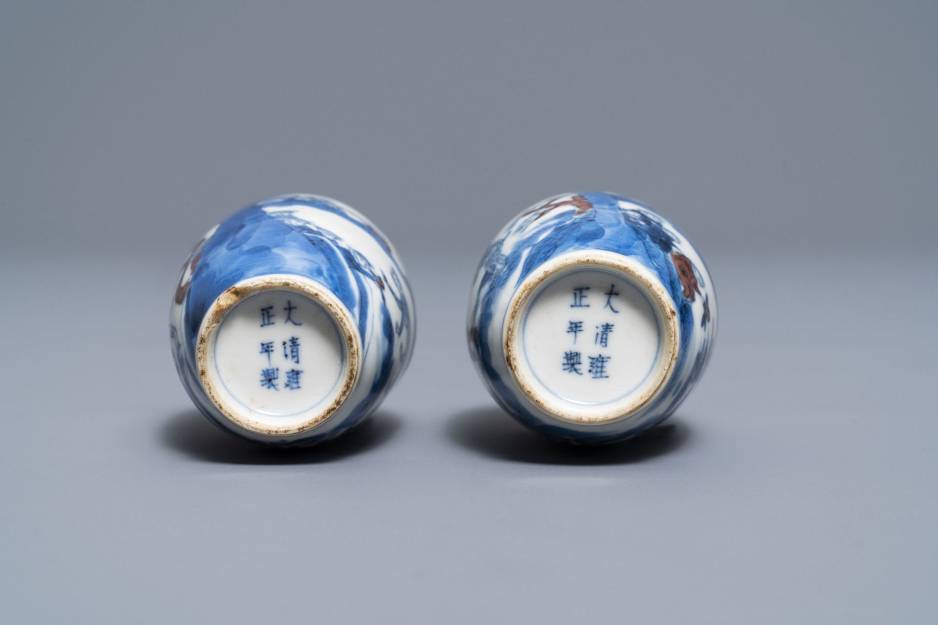 A pair of Chinese blue, white and underglaze red '16 monkeys' snuff bottles, Yongzheng mark, 19th C. - Image 7 of 7