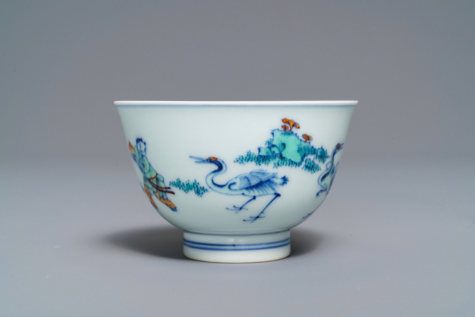 A Chinese doucai bowl with figures in a landscape, Kangxi mark, 19/20th C. - Image 4 of 7
