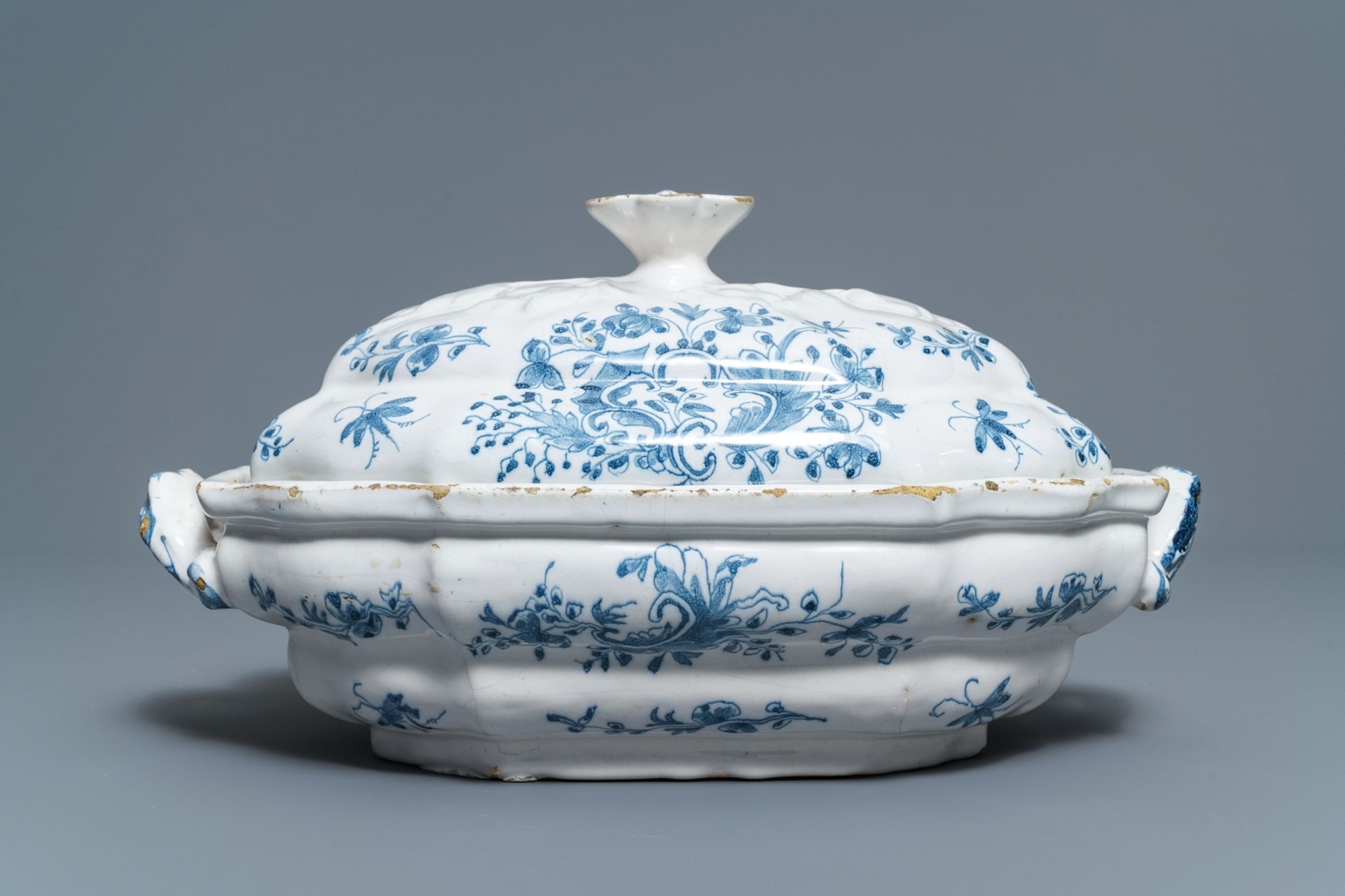 A blue and white Brussels faience tureen and cover, 18th C. - Image 4 of 7