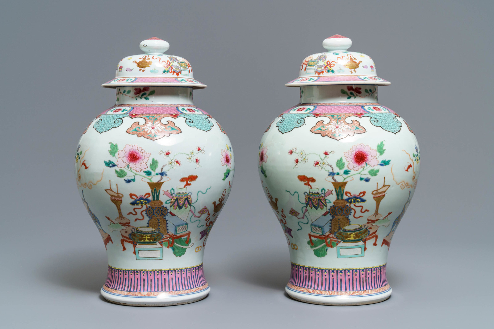 A pair of Chinese famille rose vases and covers with antiquities design, 18/19th C. - Image 4 of 6