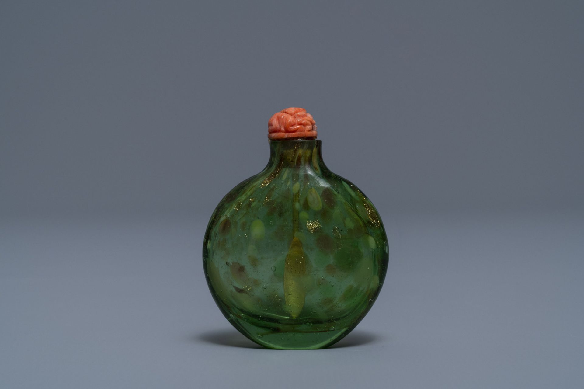 A Chinese biotite-sandwiched green glass snuff bottle, Imperial Glassworks, Beijing, 1720-1840