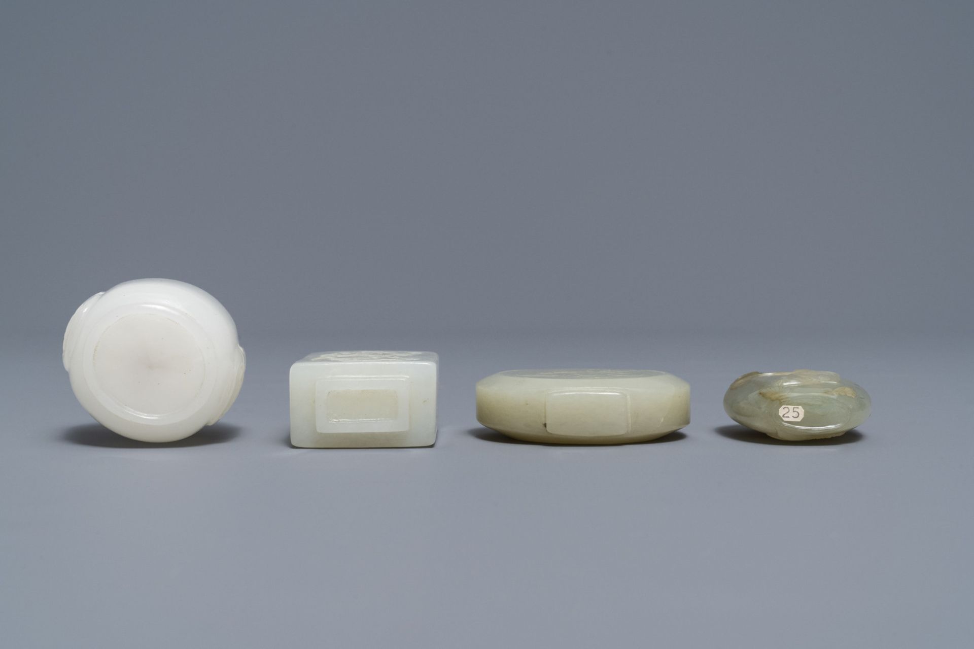 Four Chinese white and celadon jade snuff bottles, 19/20th C. - Image 4 of 4