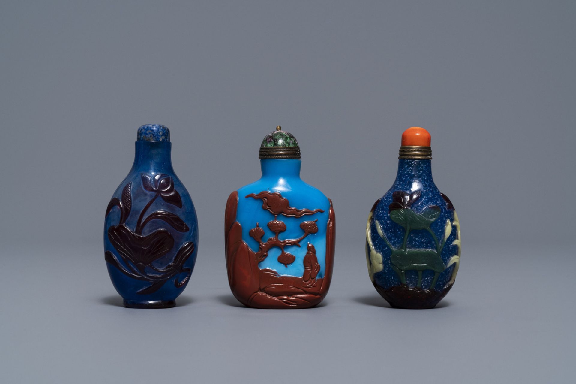 Six Chinese overlay glass snuff bottles, 19/20th C. - Image 3 of 9