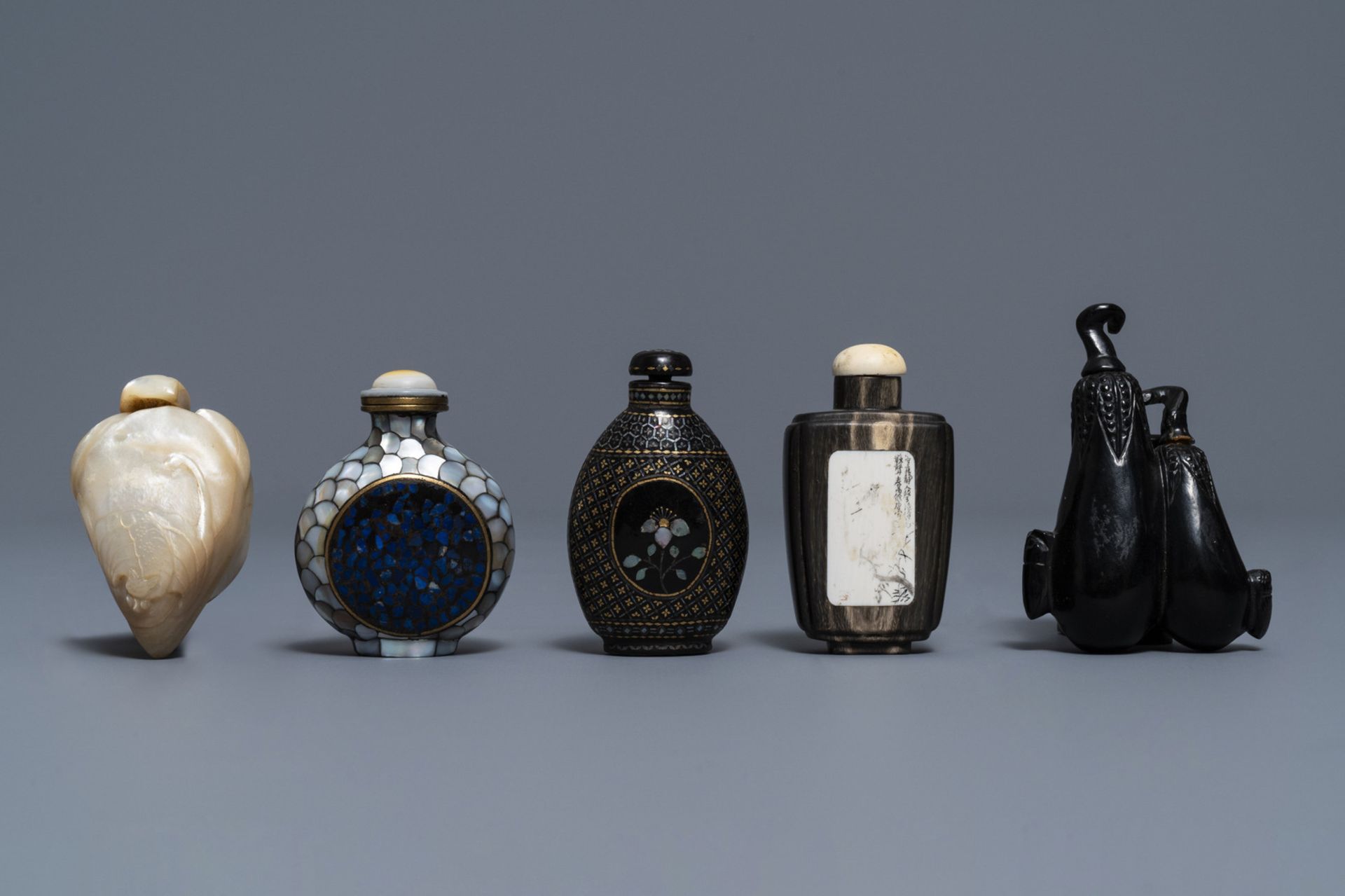 Five Chinese snuff bottles in lacquered wood, mother of pearl and horn, 19/20th C. - Image 2 of 4