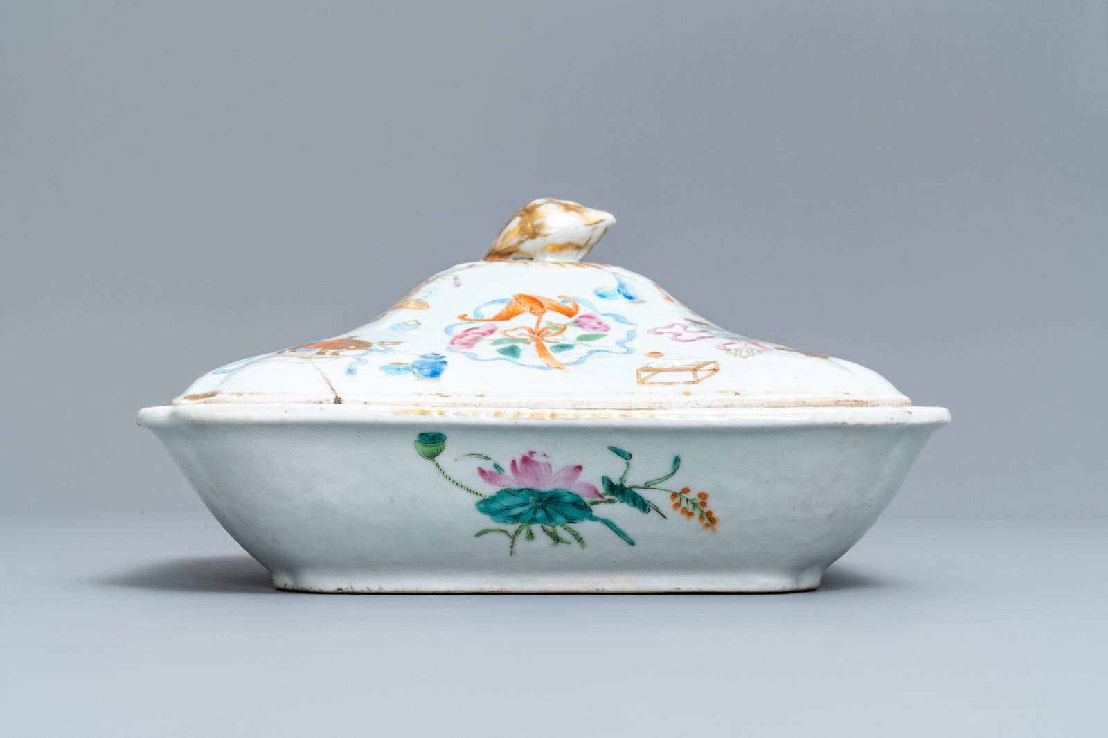 A 9-piece Chinese famille rose service with antiquities design, Jiaqing/Daoguang - Image 10 of 15