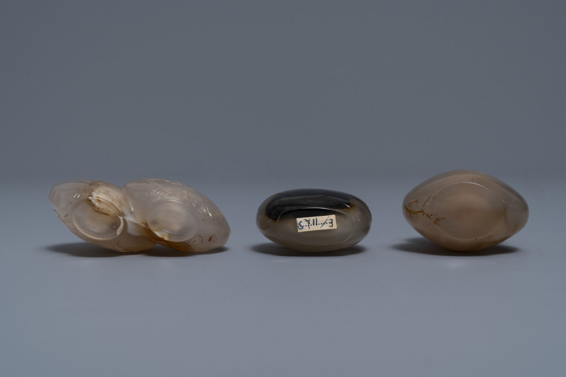 Three Chinese agate snuff bottles, 19/20th C. - Image 4 of 4