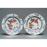 A pair of Chinese verte-Imari chargers, Kangxi/Yongzheng