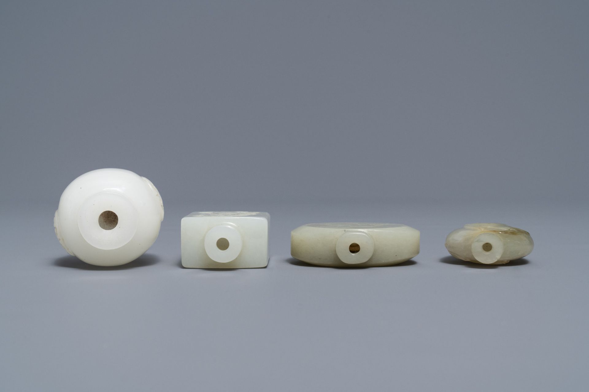 Four Chinese white and celadon jade snuff bottles, 19/20th C. - Image 3 of 4