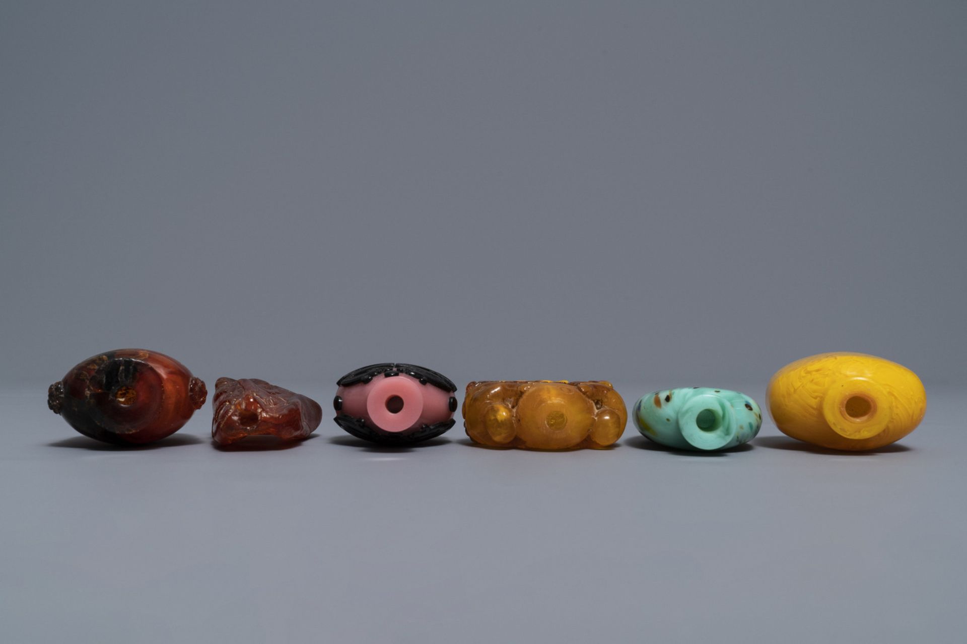 Twelve various Chinese snuff bottles, 20th C. - Image 8 of 13