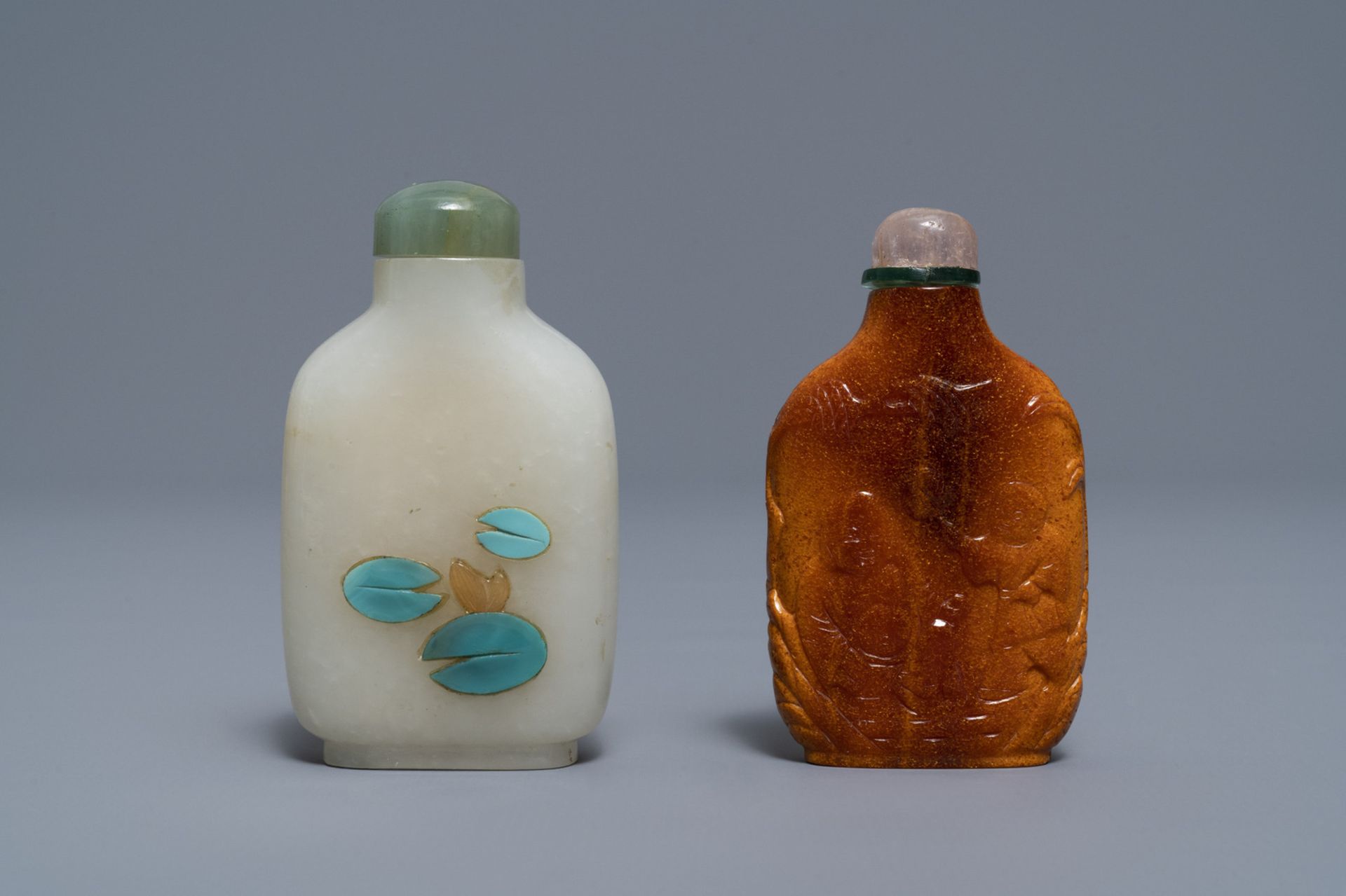 Two Chinese hardstone-embellished white jade and carved amber snuff bottles,18/19th C. - Image 2 of 4