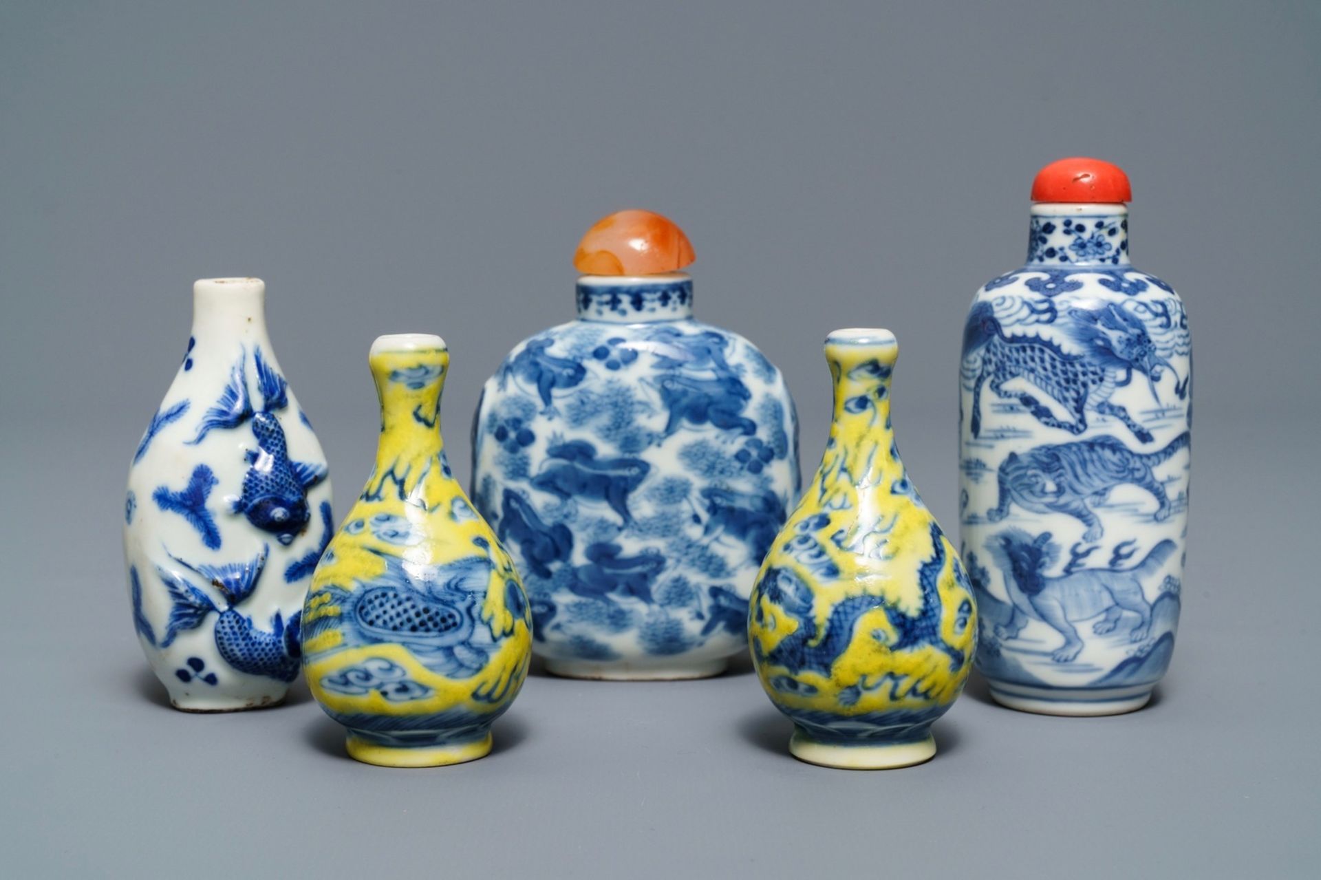 Five Chinese blue, white and yellow-ground porcelain snuff bottles, 19/20th C.