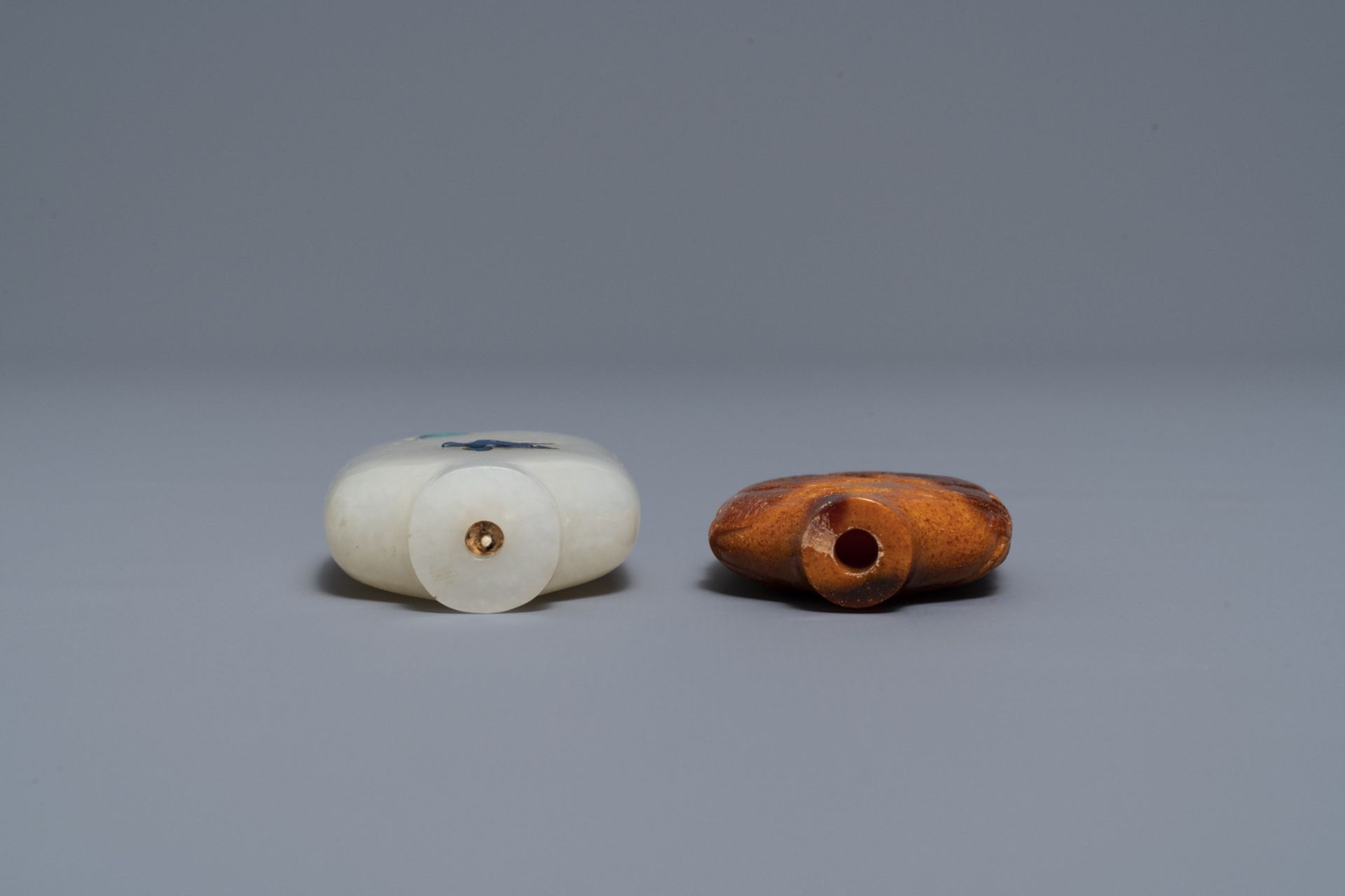 Two Chinese hardstone-embellished white jade and carved amber snuff bottles,18/19th C. - Image 3 of 4