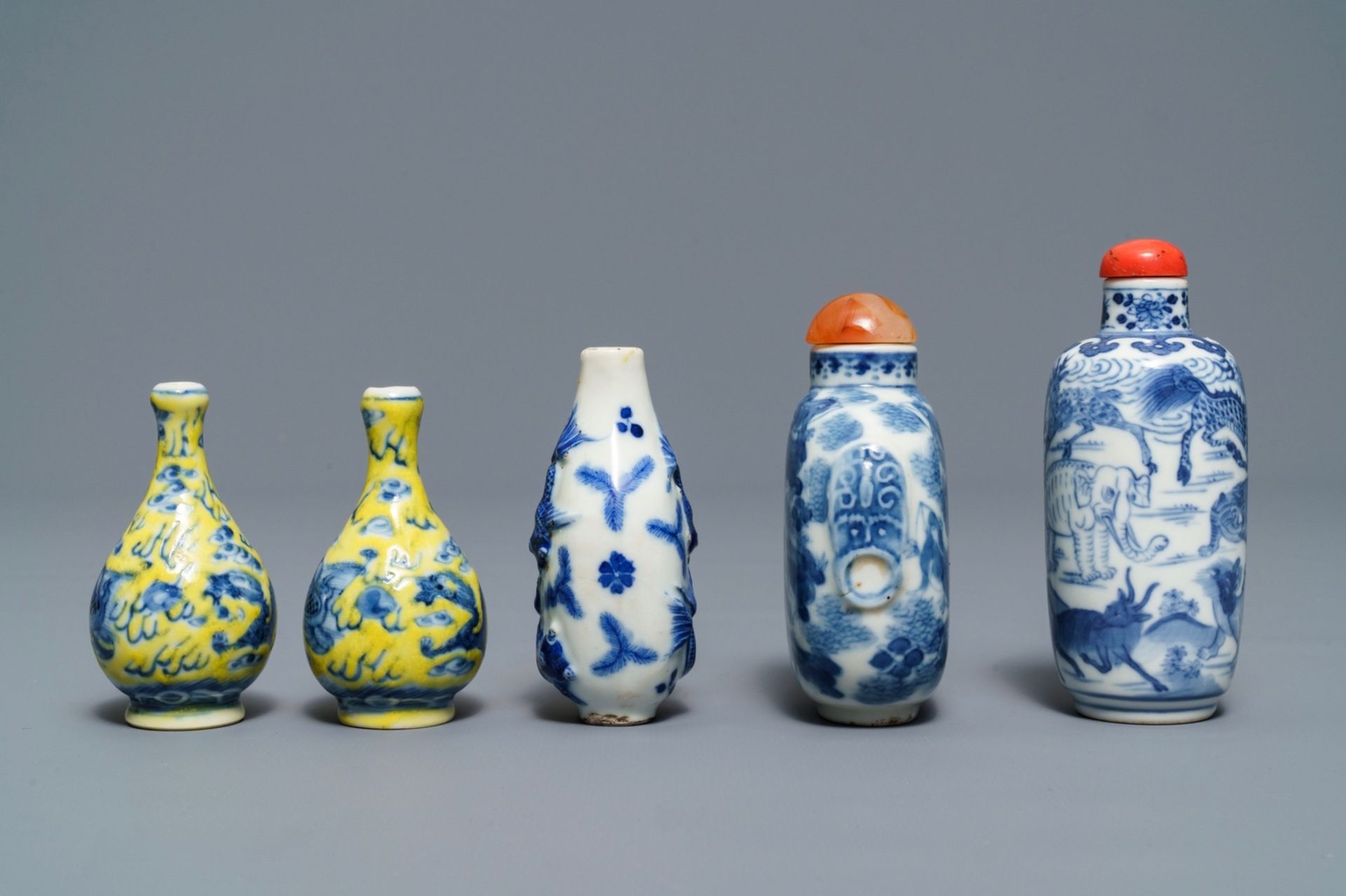 Five Chinese blue, white and yellow-ground porcelain snuff bottles, 19/20th C. - Image 5 of 7