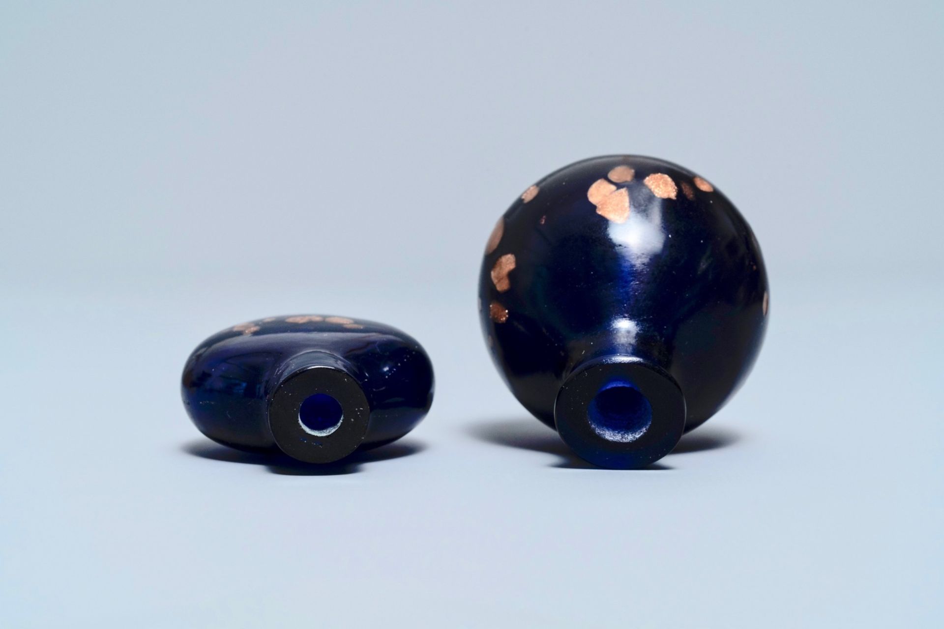 Two Chinese sapphire-blue aventurine-glass snuff bottles, 18/19th C. - Image 3 of 4