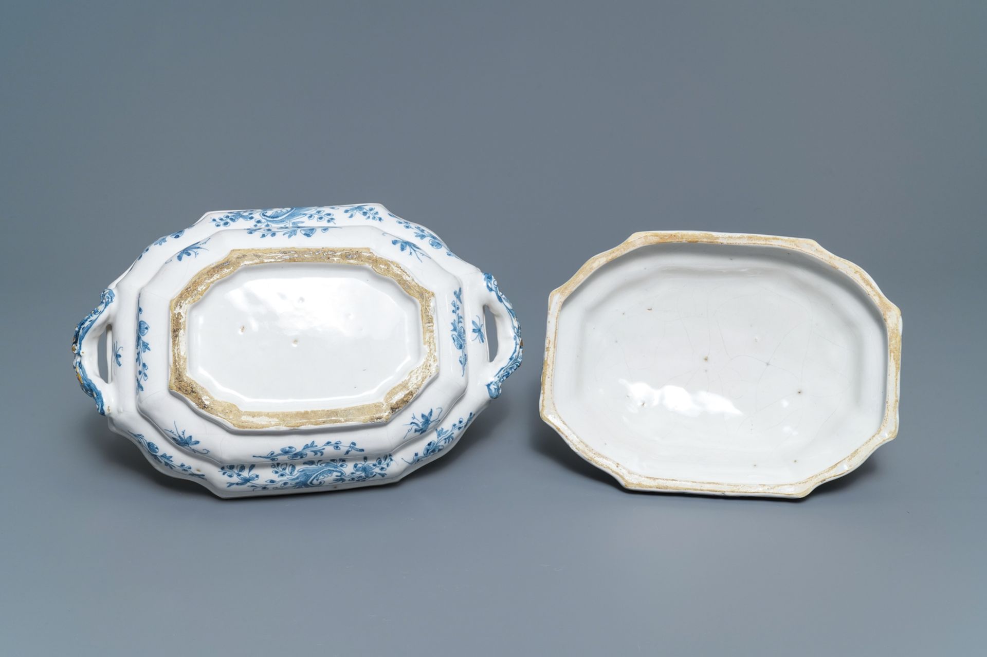 A blue and white Brussels faience tureen and cover, 18th C. - Image 7 of 7