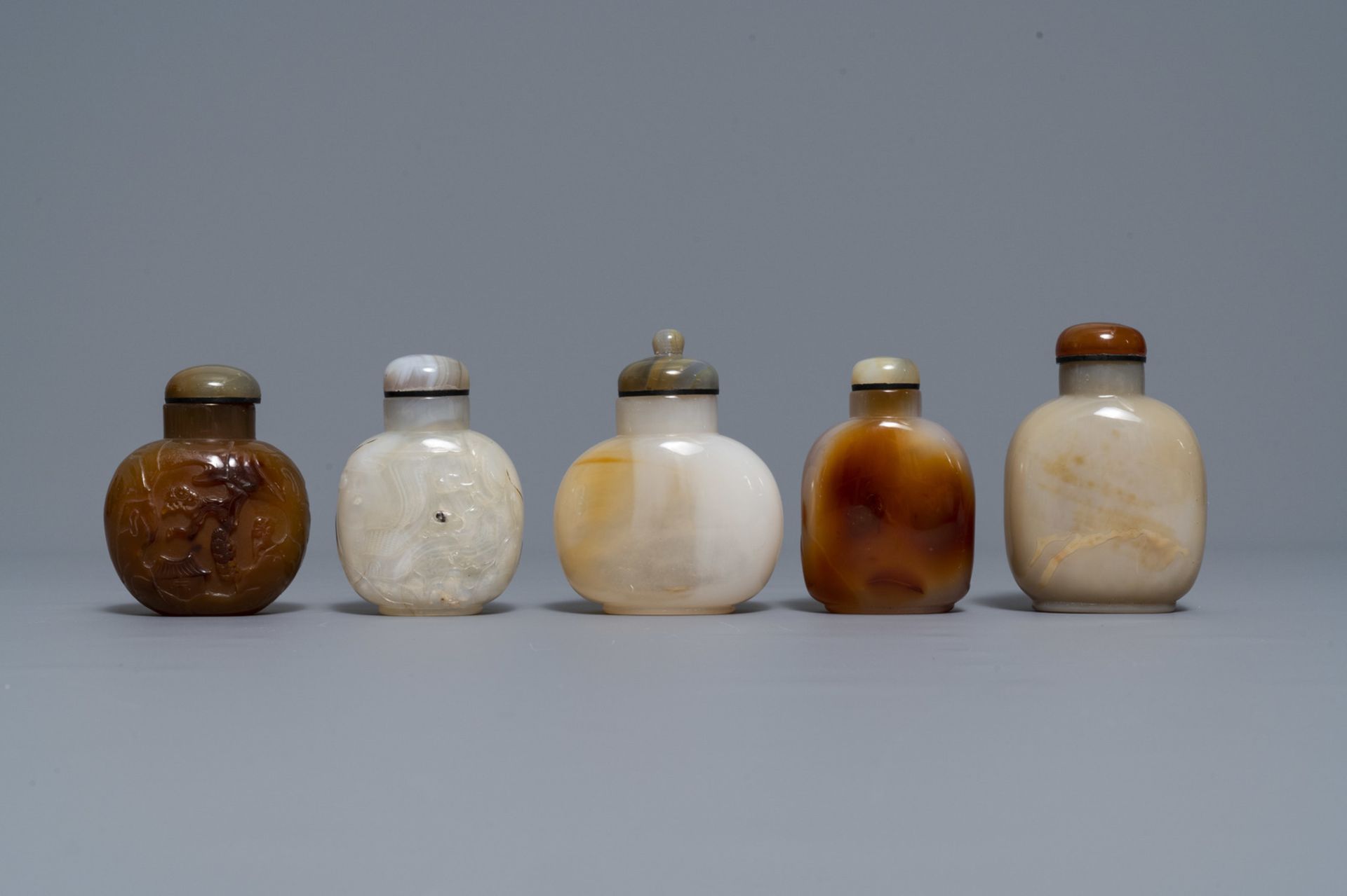 Ten Chinese carved agate snuff bottles, 19/20th C. - Image 3 of 9