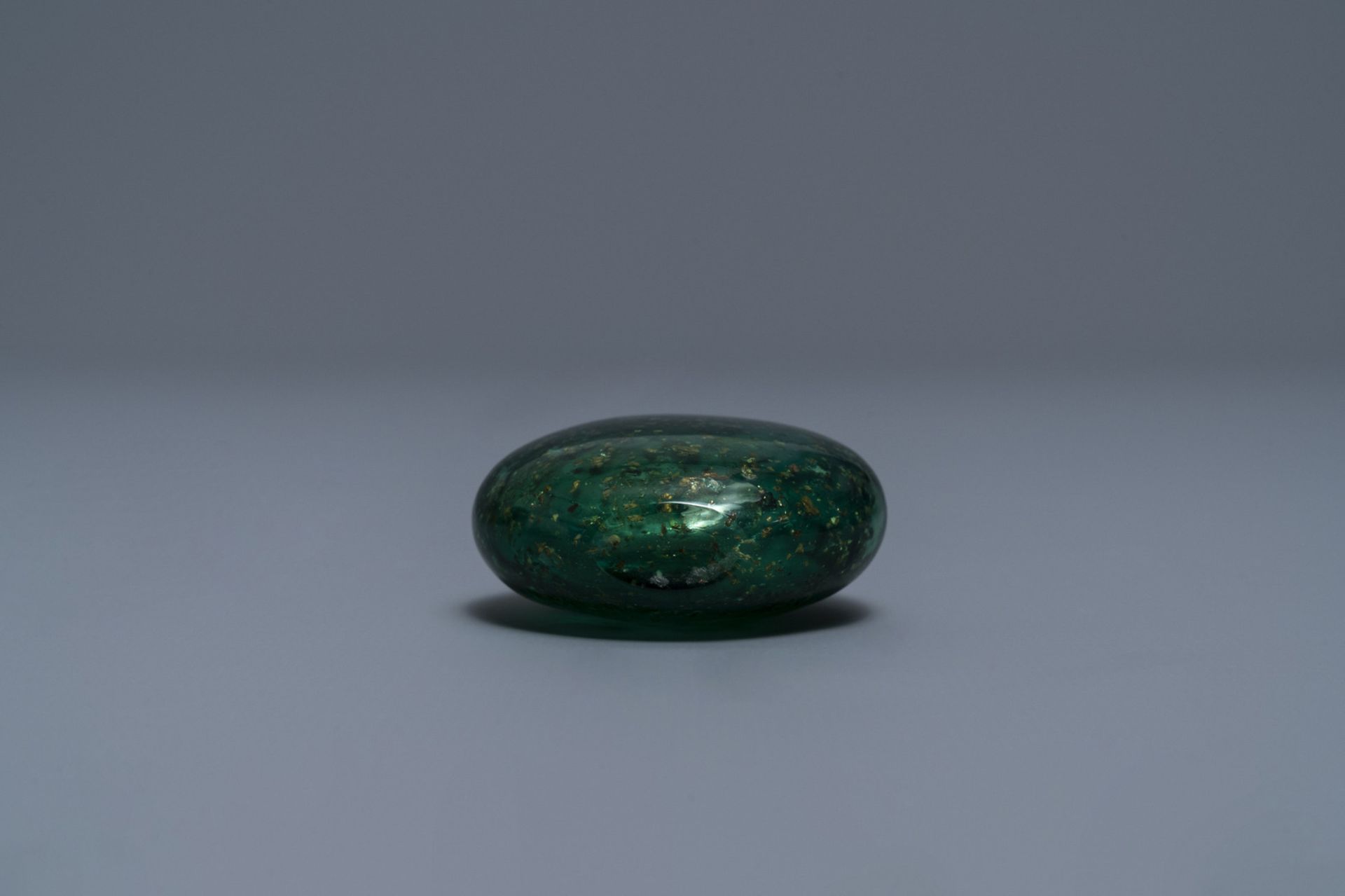 A rare Chinese biotite-sandwiched green glass snuff bottle, Imperial Glassworks, Beijing, 1720-1840 - Image 4 of 4