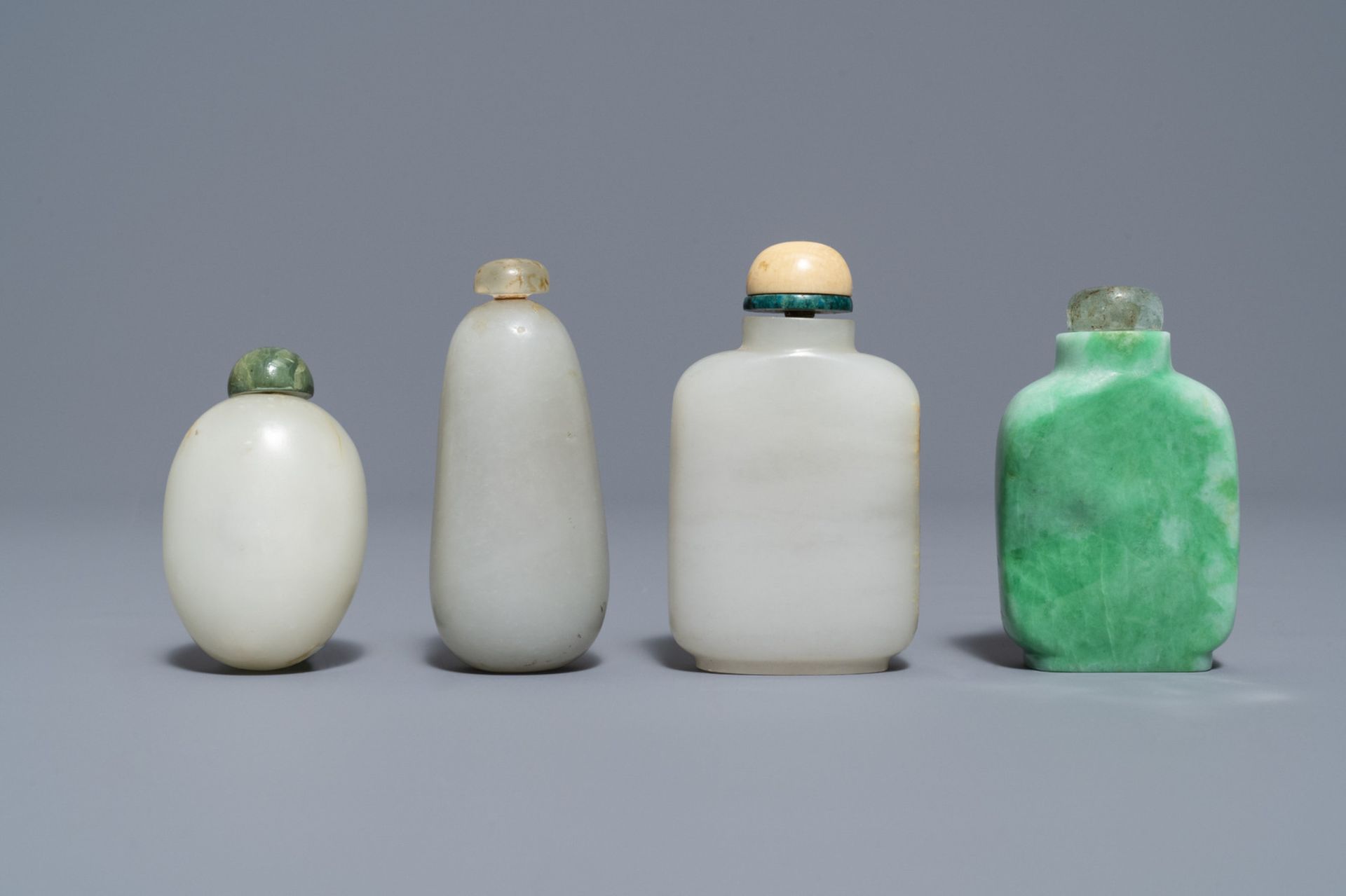 Four Chinese white and celadon jade snuff bottles, 19/20th C. - Image 2 of 4