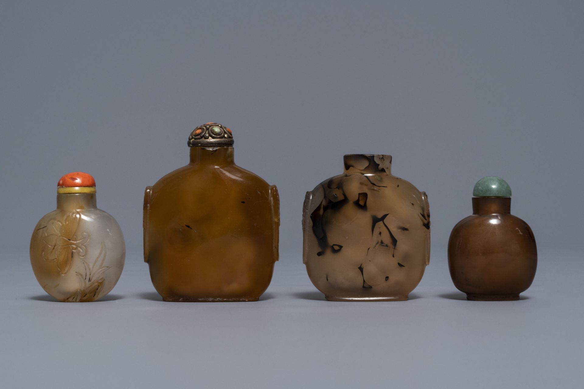 Eight Chinese agate snuff bottles, 19/20th C. - Image 7 of 9