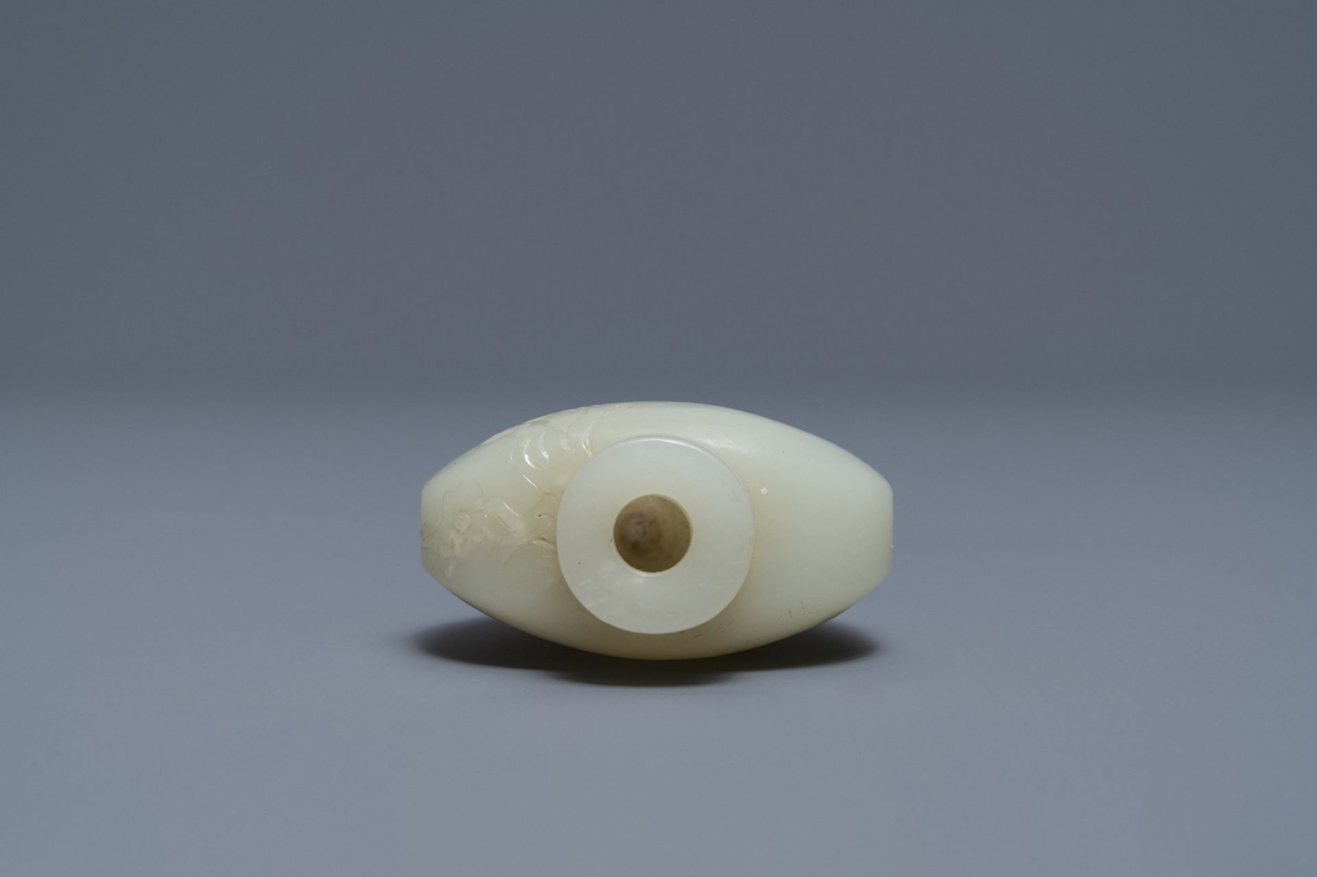 A Chinese pale celadon jade snuff bottle, 19th C. - Image 3 of 4