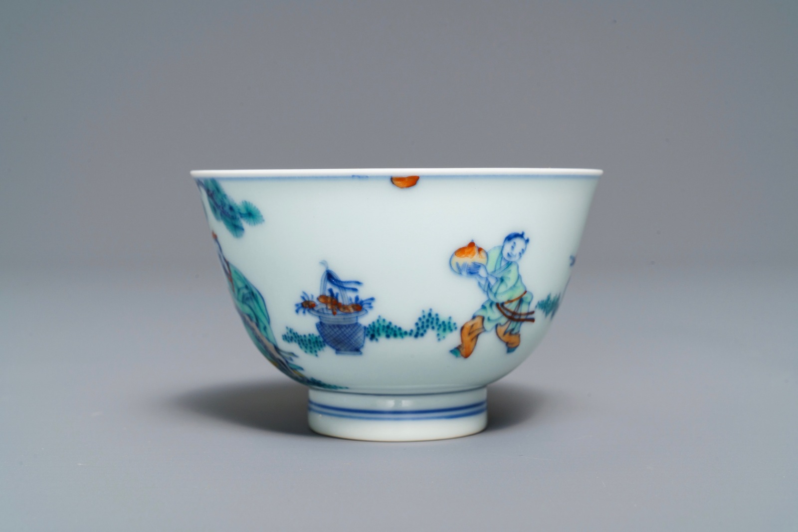 A Chinese doucai bowl with figures in a landscape, Kangxi mark, 19/20th C. - Image 3 of 7