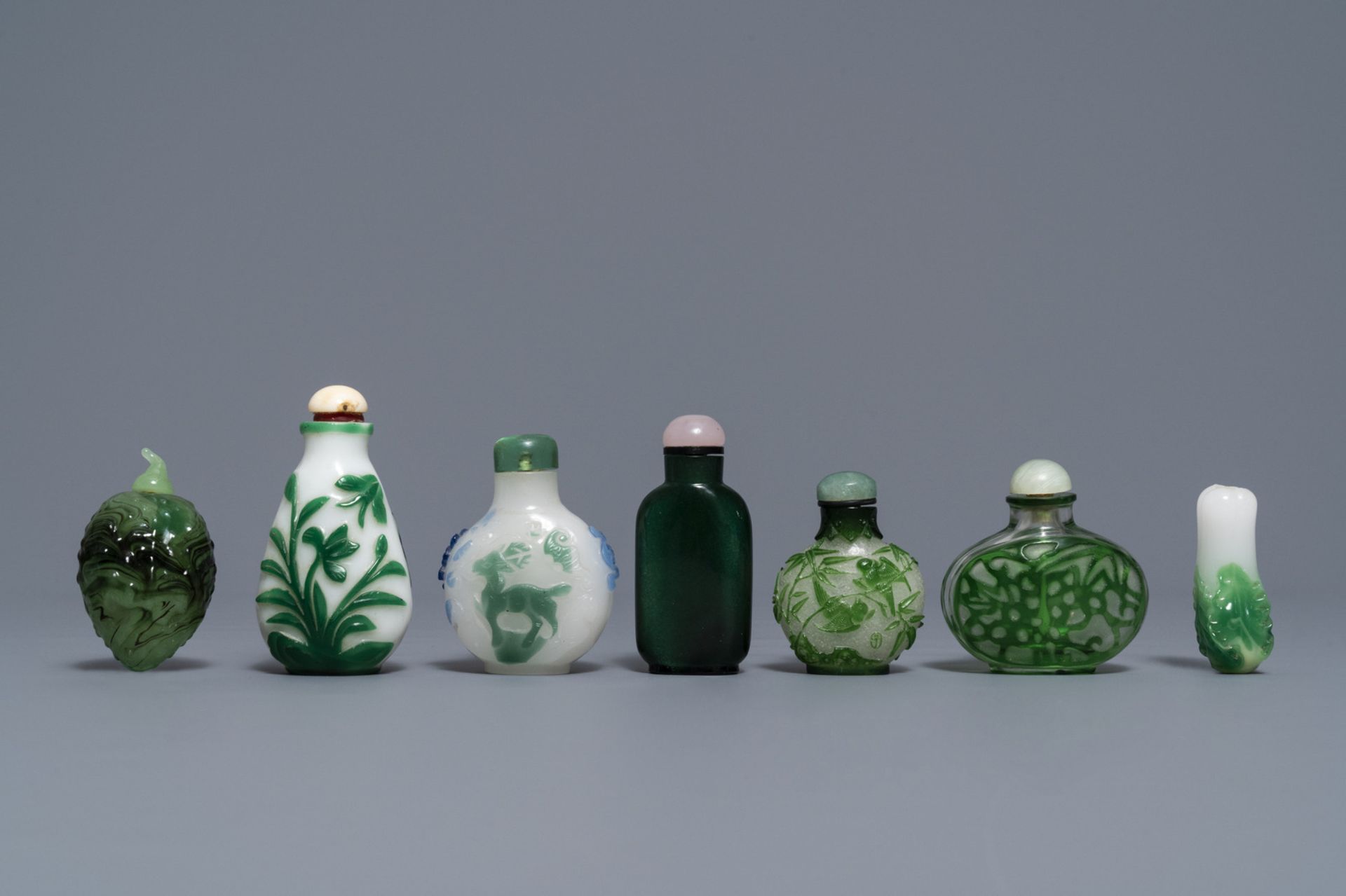 Seven Chinese green overlay snowflake and moulded green glass snuff bottles, 19/20th C. - Image 2 of 6