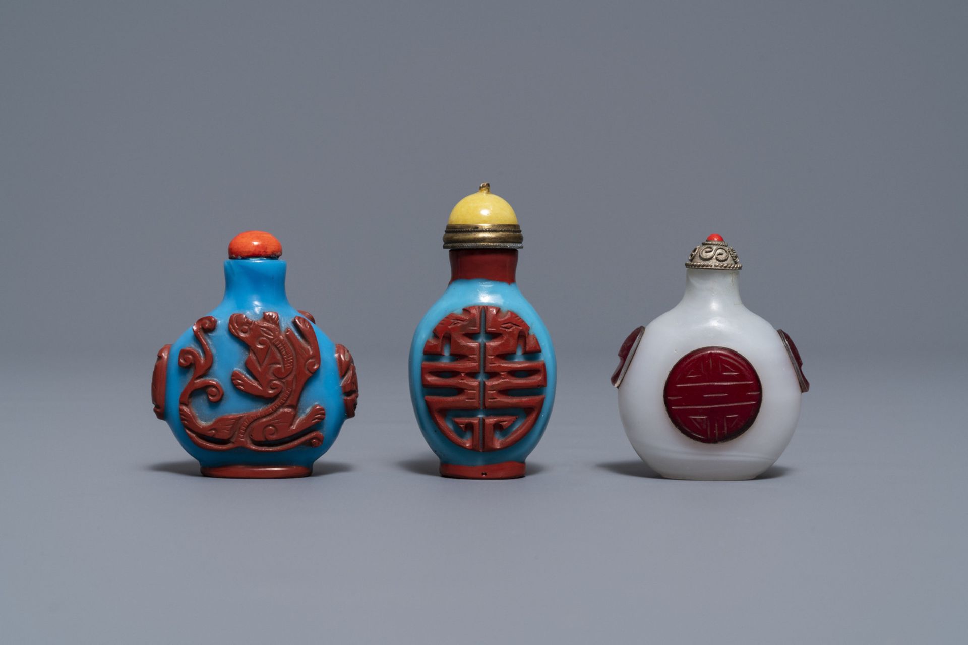 Six Chinese overlay glass snuff bottles, 19/20th C. - Image 6 of 9