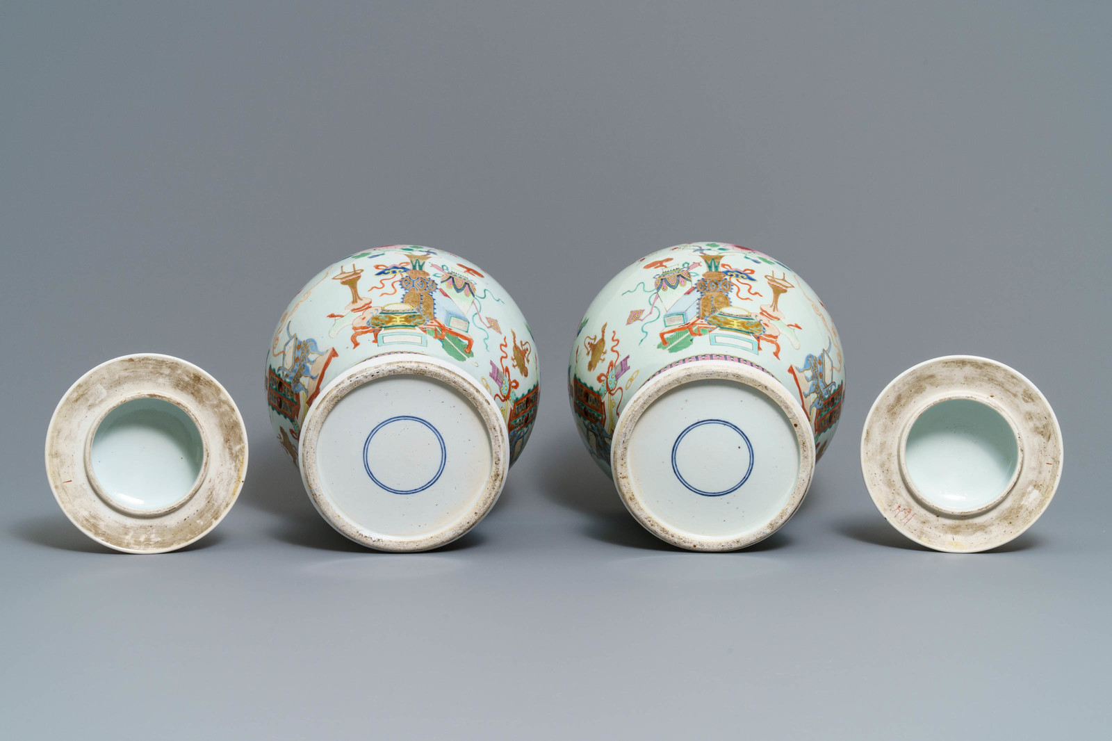 A pair of Chinese famille rose vases and covers with antiquities design, 18/19th C. - Image 6 of 6