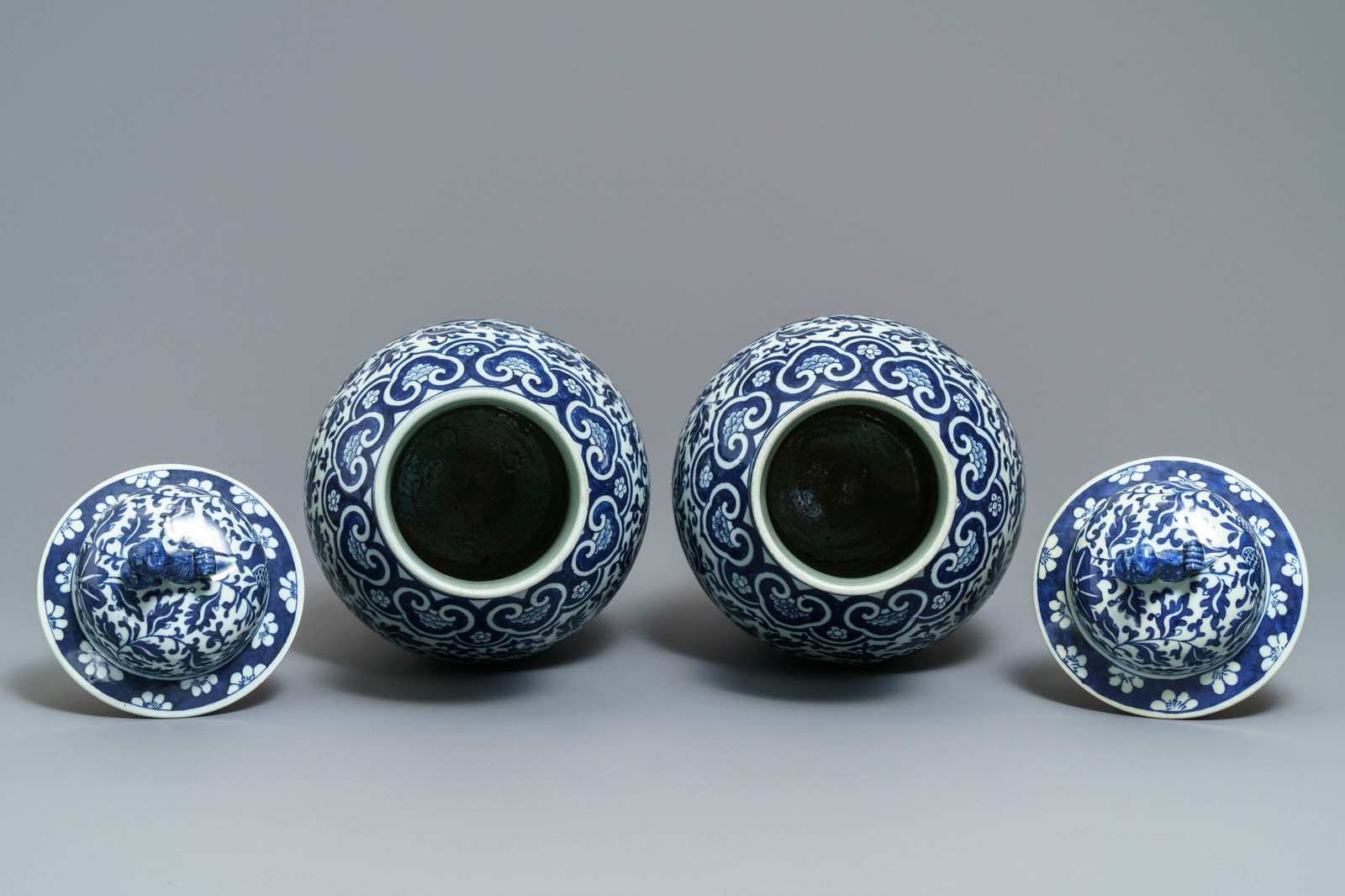 A pair of Chinese blue and white vases and covers with floral sprigs, 19th C. - Image 5 of 6